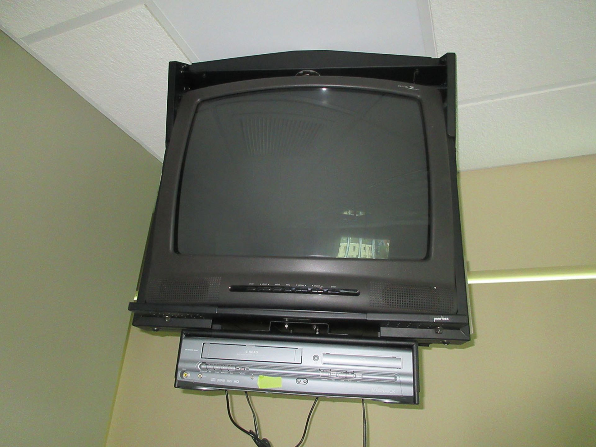 ZENITH 25'' TV WITH MAGNAVOX DVD/VHS PLAYER