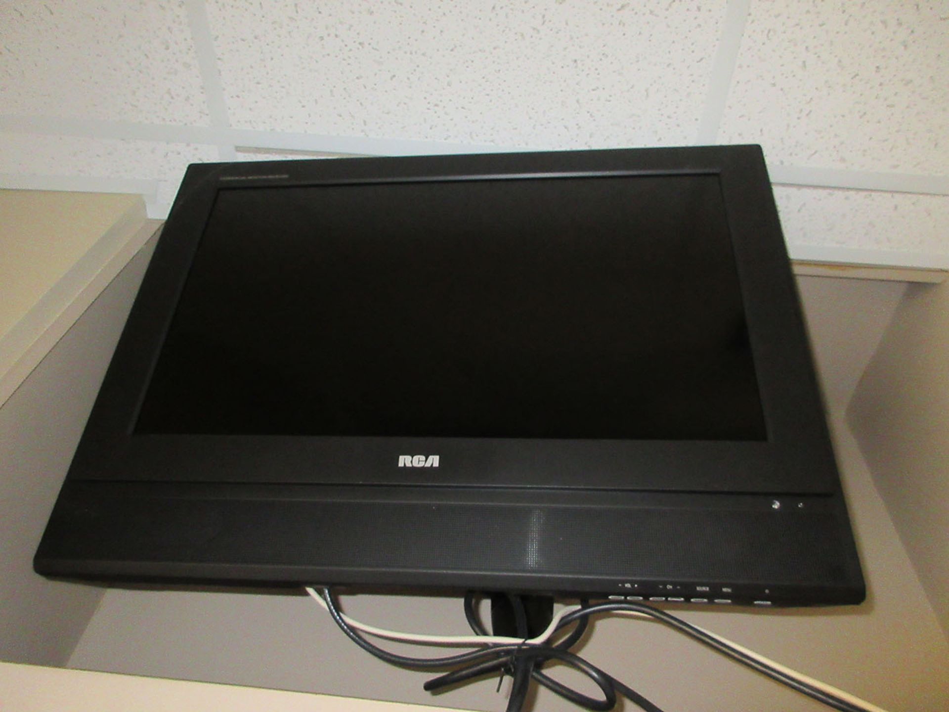 RCA 26'' FLATSCREEN TV; MODEL J26H700, S/N AT102060233