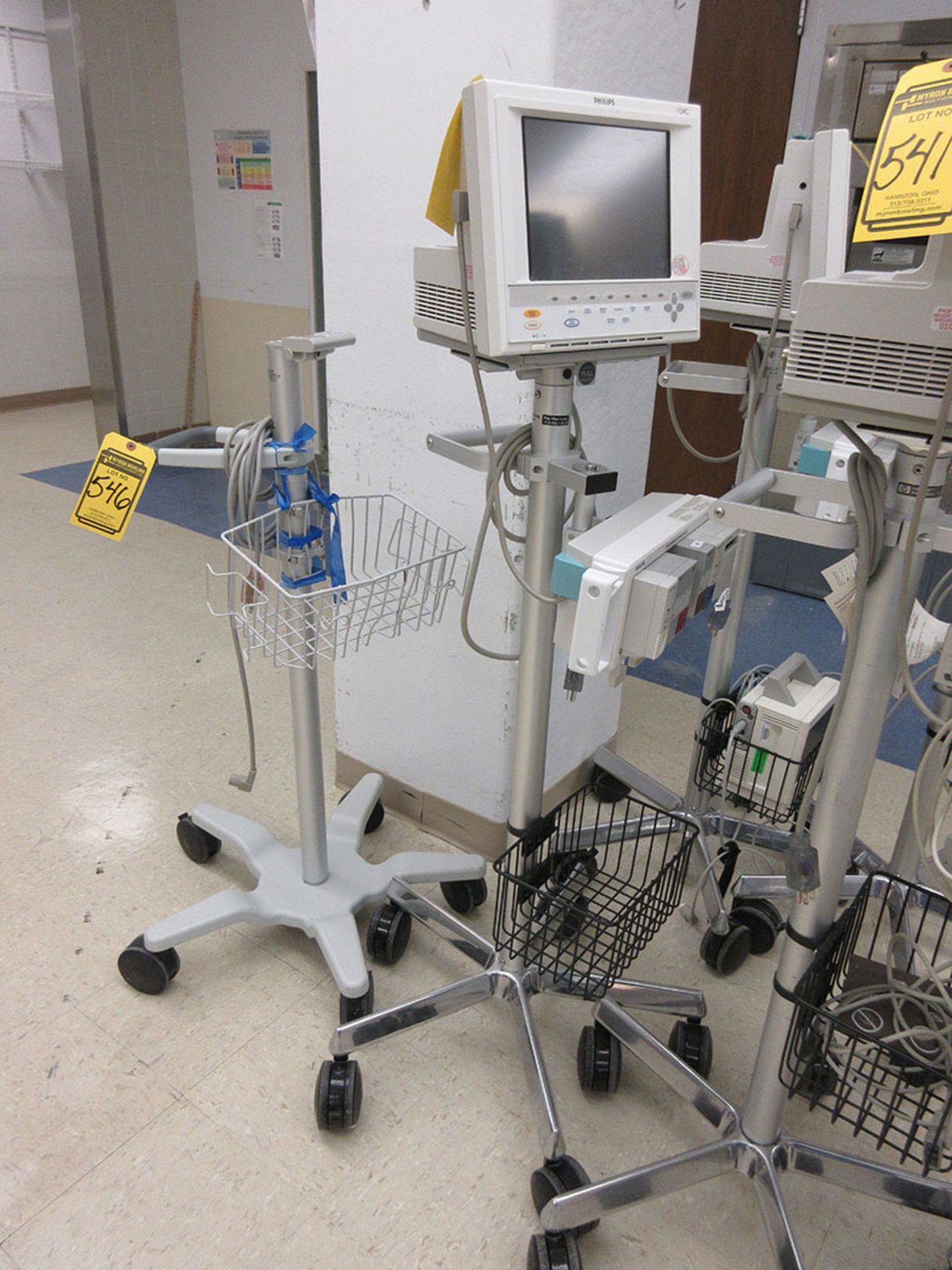 PHILIPS V24C PATIENT MONITOR WITH STAND