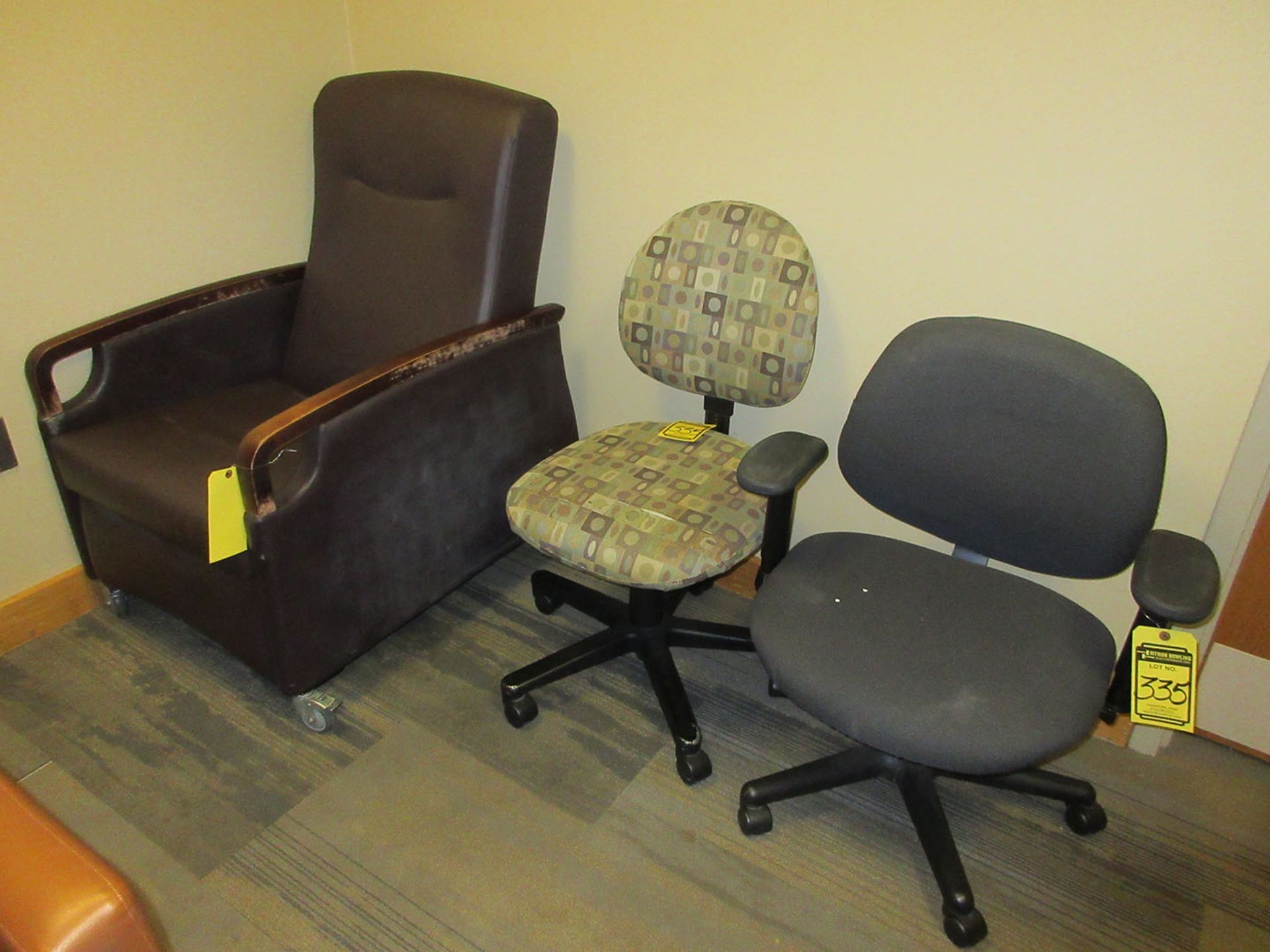 PATIENT CHAIR, (2) ROLLING CHAIRS, (2) STACKABLE CHAIRS, (3) LOBBY BENCHES, (2) TABLES, (4) LAMPS, - Image 2 of 3