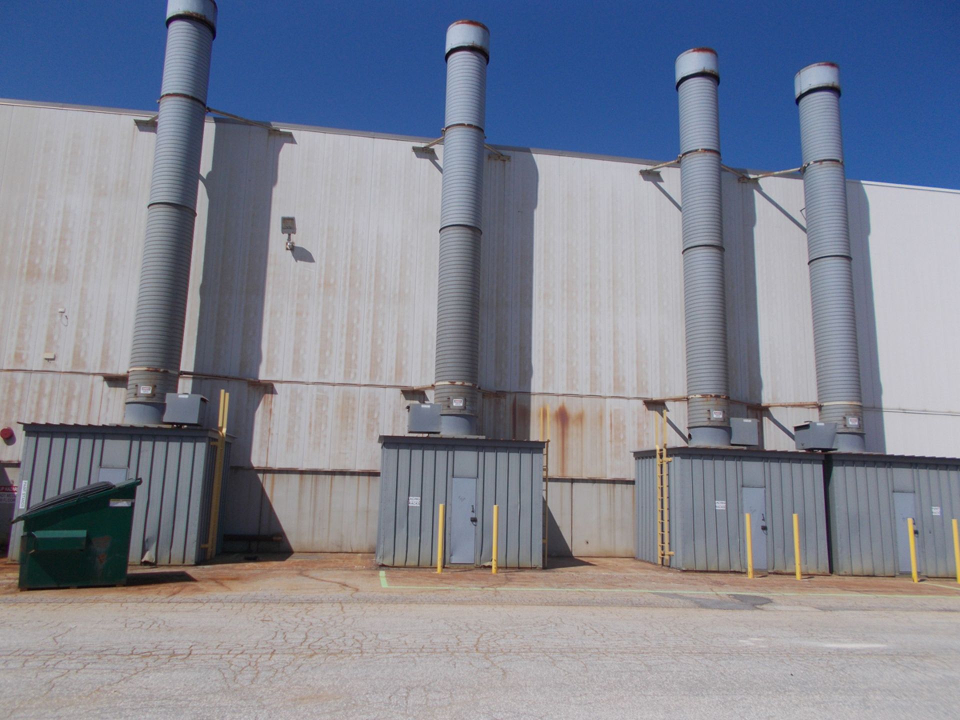 PAINT BOOTH WITH SPRAY GUNS & OUTSIDE BLOWERS - Image 8 of 8