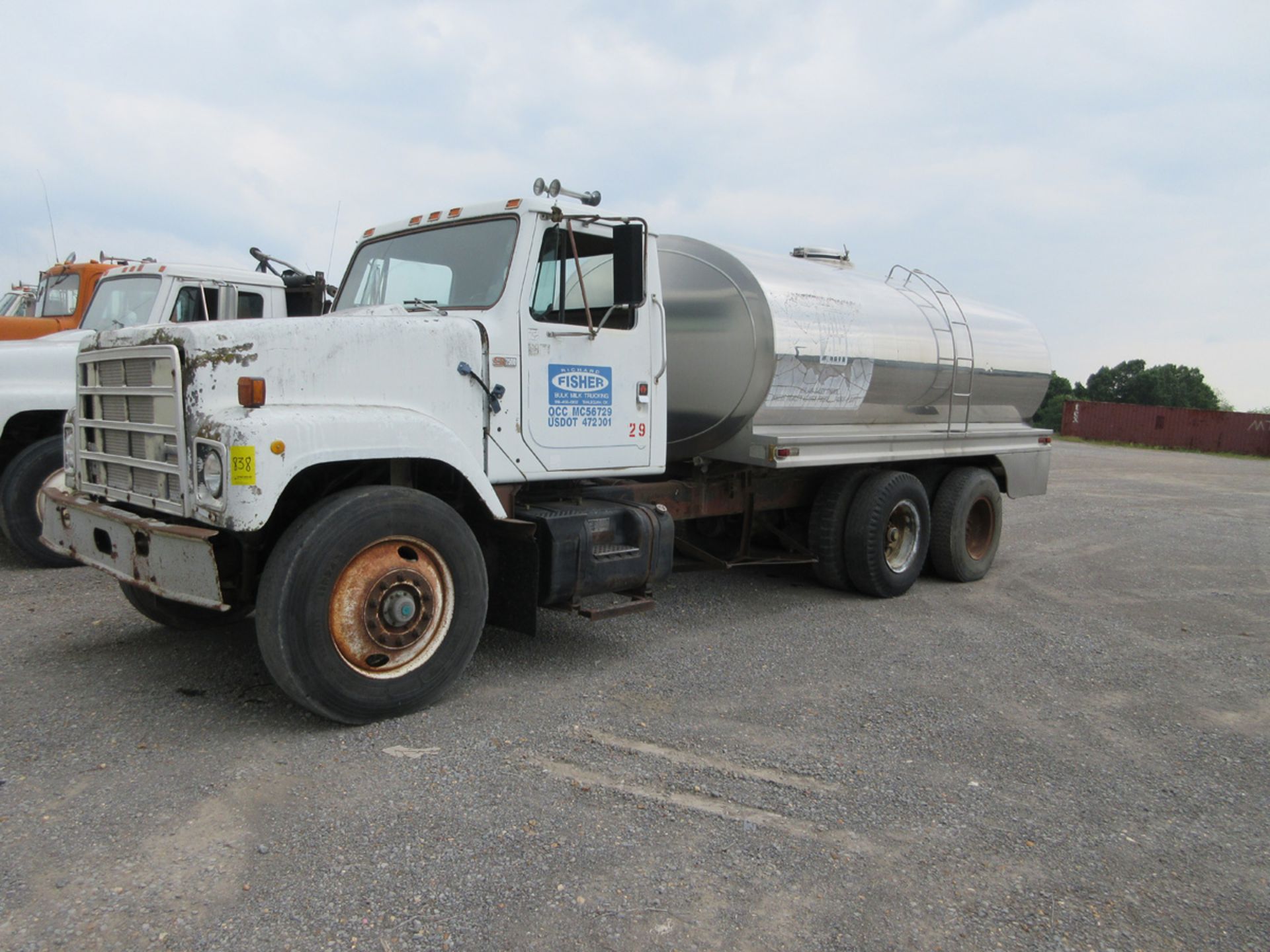 1985 INTERNATIONAL 52500 MILK TRUCK, 5,000 GAL. TANK, 161,024 MILES, 8-SPEED TRANSMISSION, VIN#