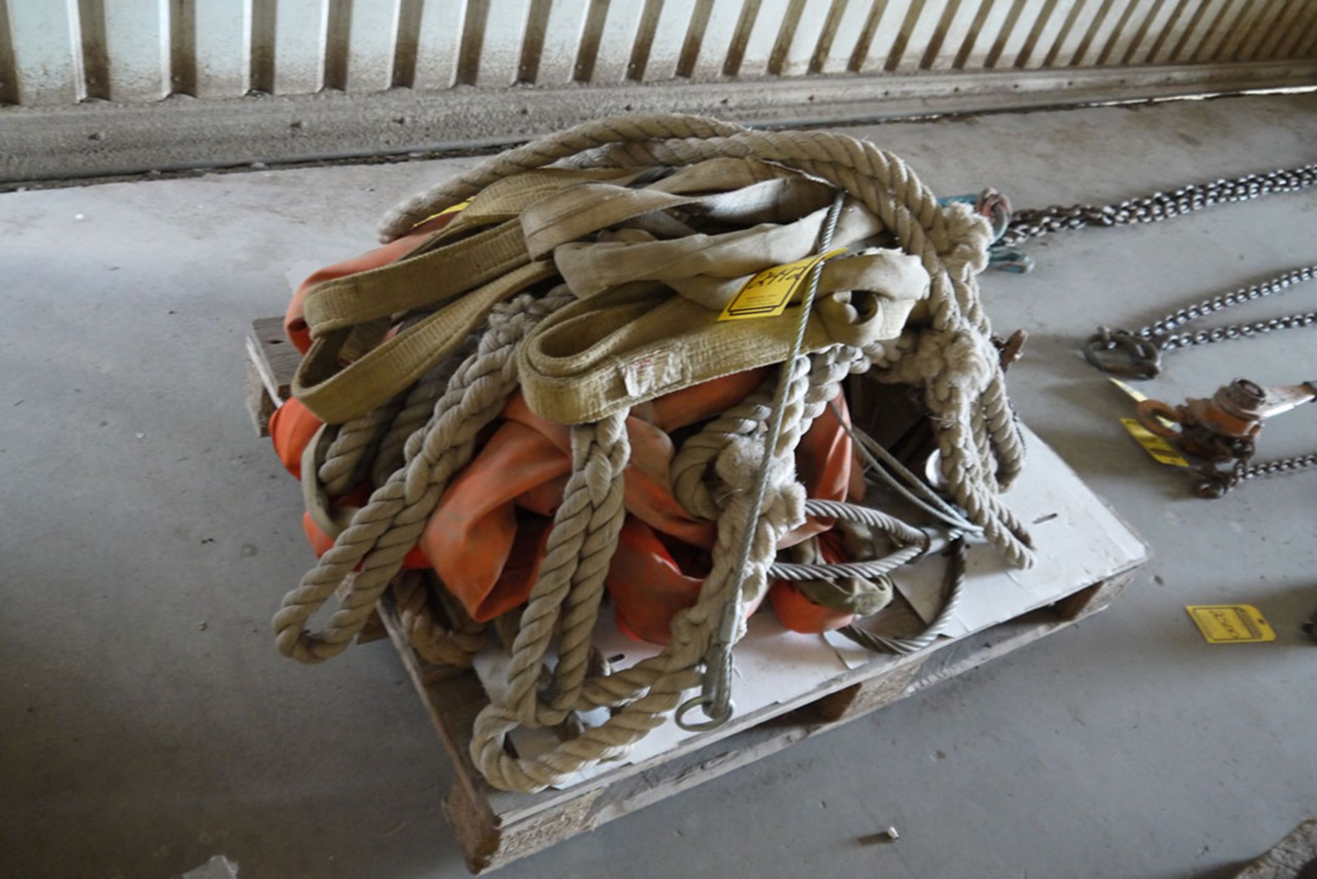 PALLET WITH ROPE, NYLON STRAPS, AND CHOKERS