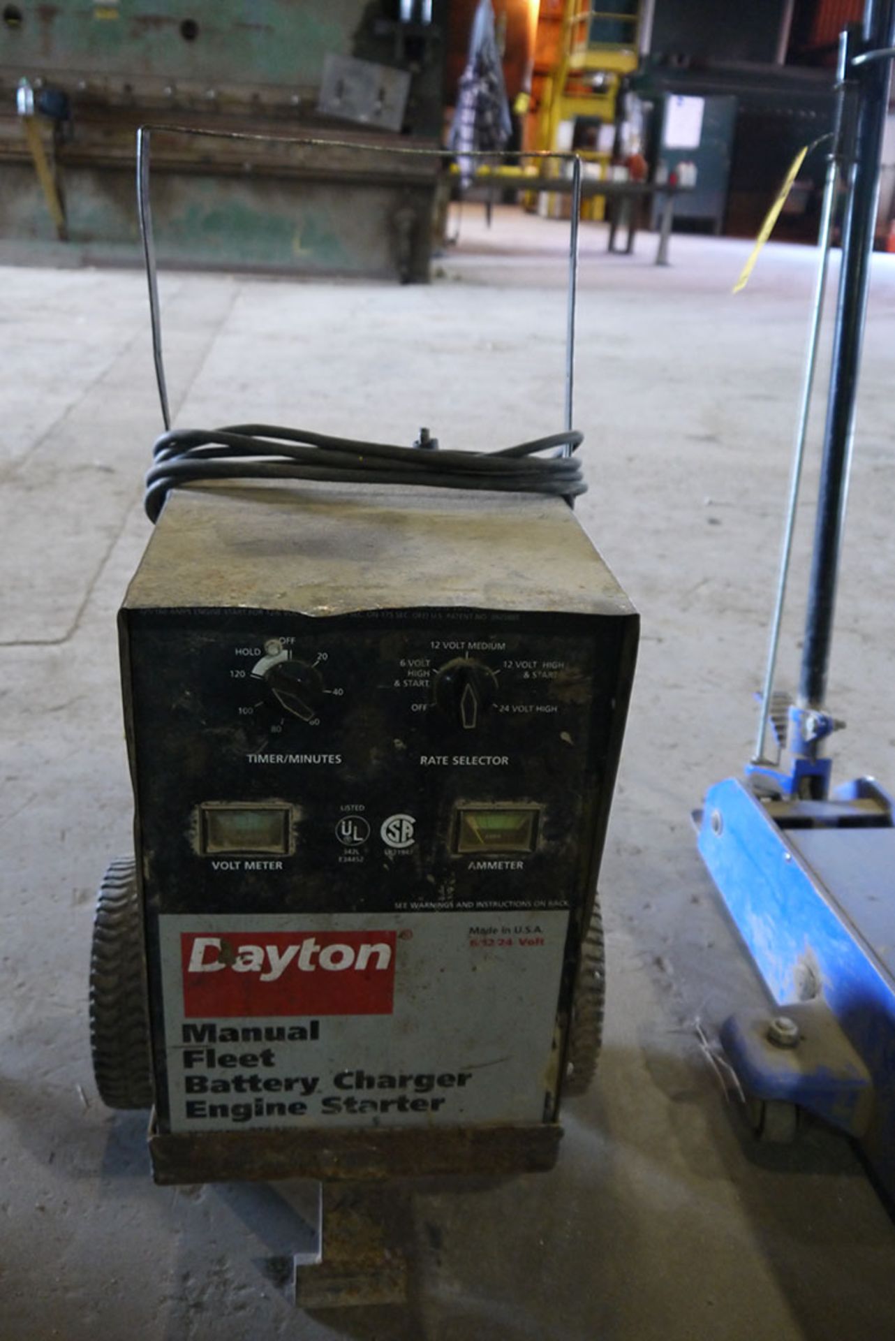 DAYTON MANUAL FLEET BATTERY CHARGER/STARTER; 6/12/24 VOLT, S/N 743-276-001