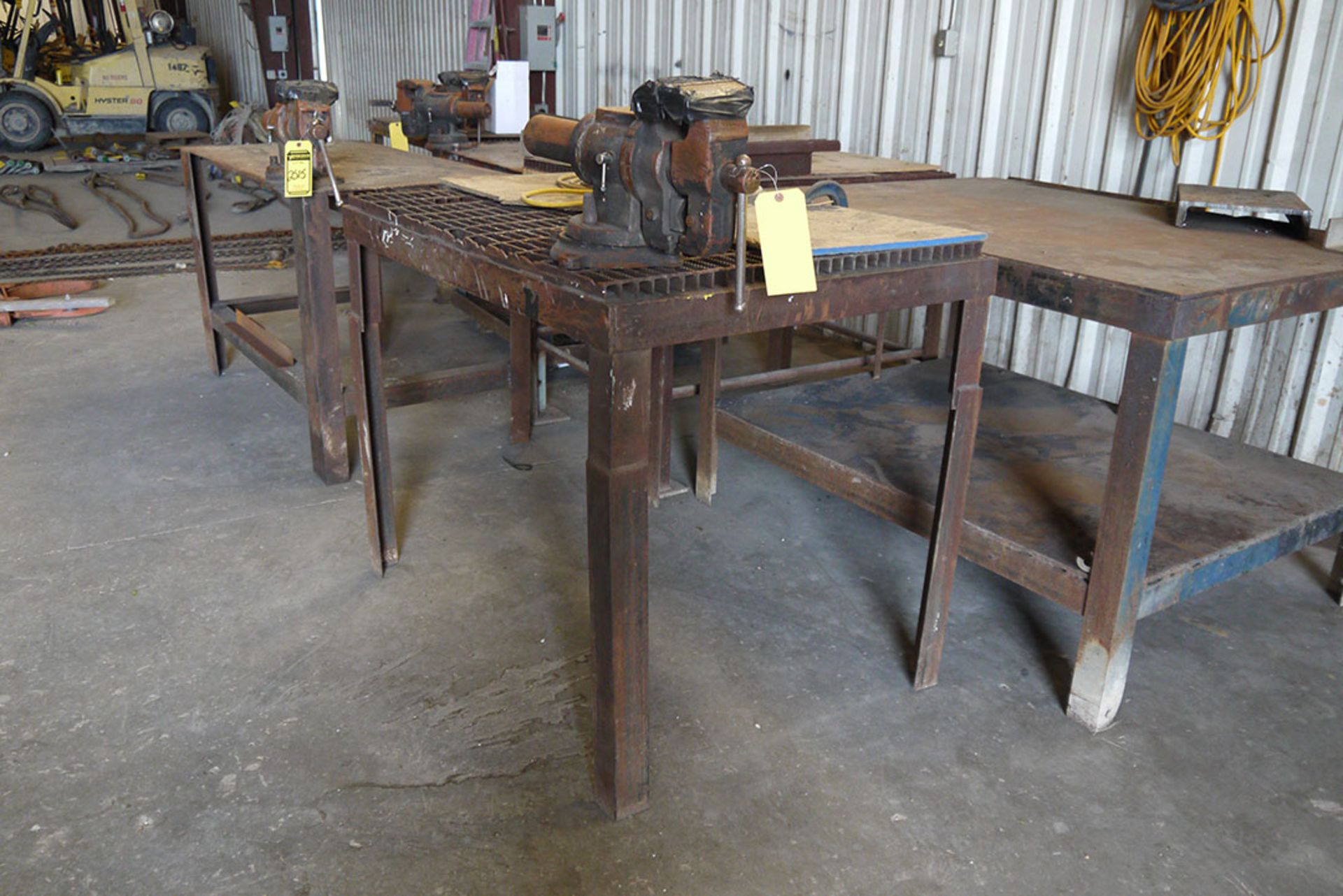 WELDING TABLE WITH 6'' BENCH VISE