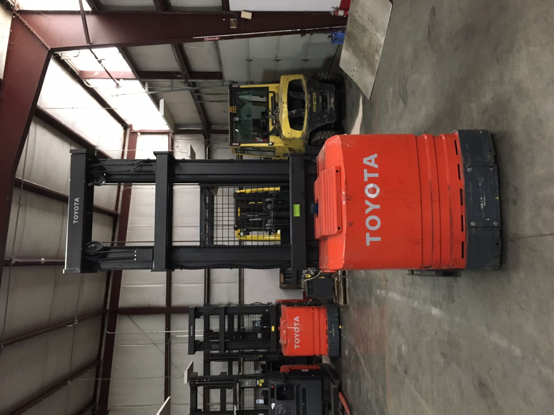 2011 TOYOTA 3,000 LB ORDER PICKER, MOD: 6BPU15, WITH 24-VOLT BATTERY, 300" RAISED, 1,231 DRIVE HOURS - Image 4 of 5
