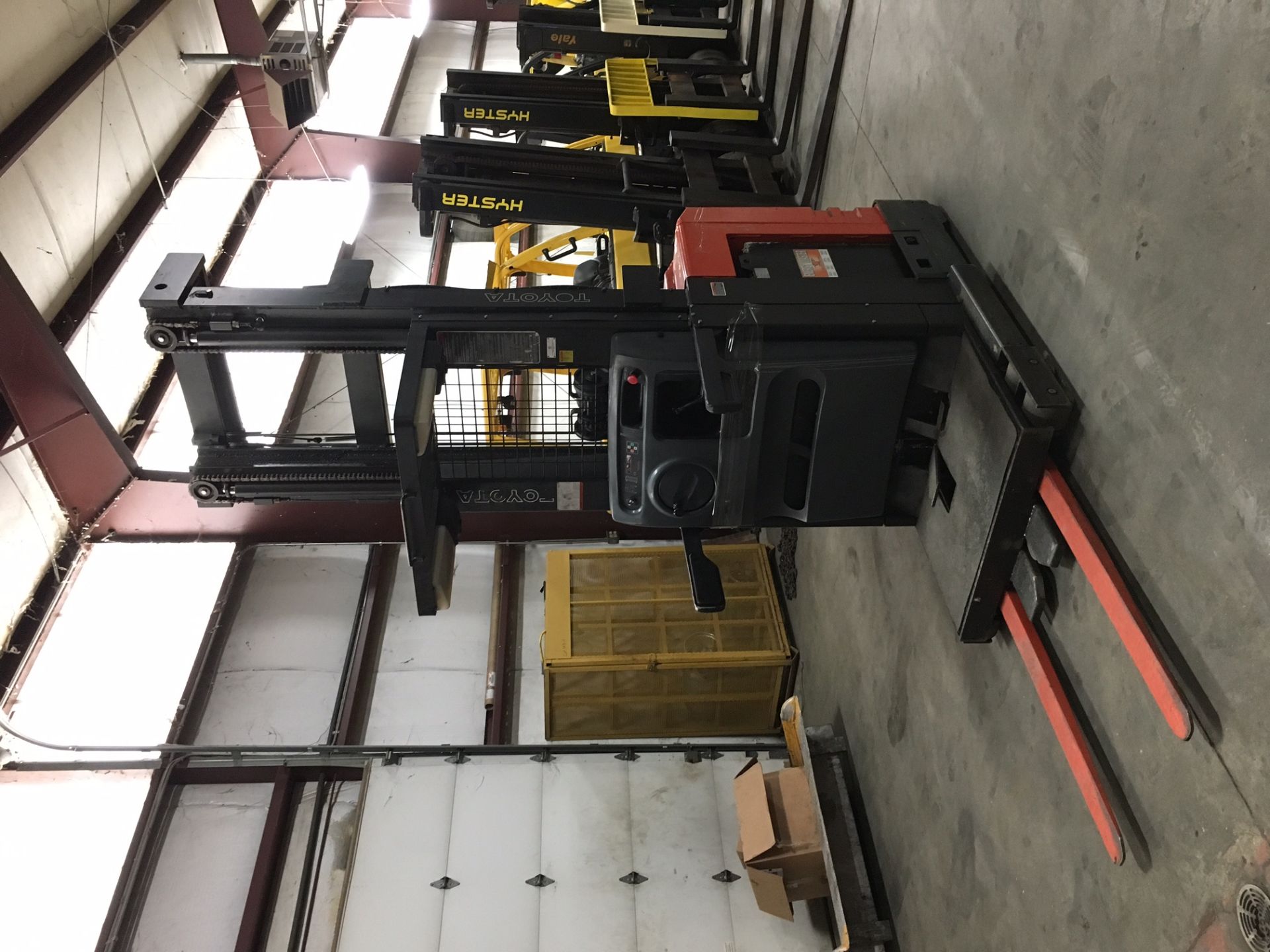 2011 TOYOTA 3,000 LB ORDER PICKER, MOD: 6BPU15, WITH 24-VOLT BATTERY, 300" RAISED, 1,231 DRIVE HOURS - Image 2 of 5