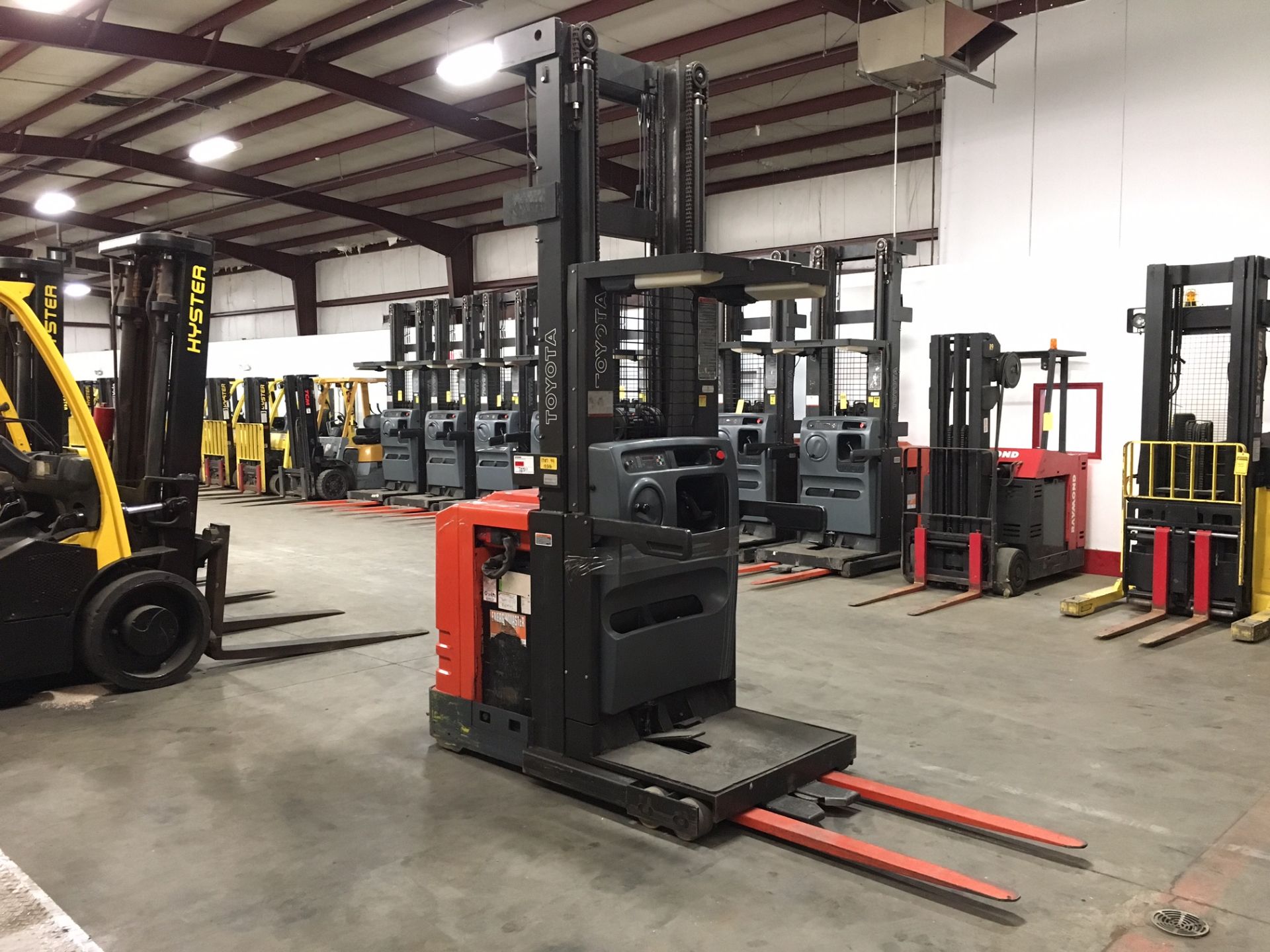 2011 TOYOTA 3,000 LB ORDER PICKER, MOD: 6BPU15, WITH 24-VOLT BATTERY, 300" RAISED, 1,231 DRIVE HOURS - Image 3 of 5