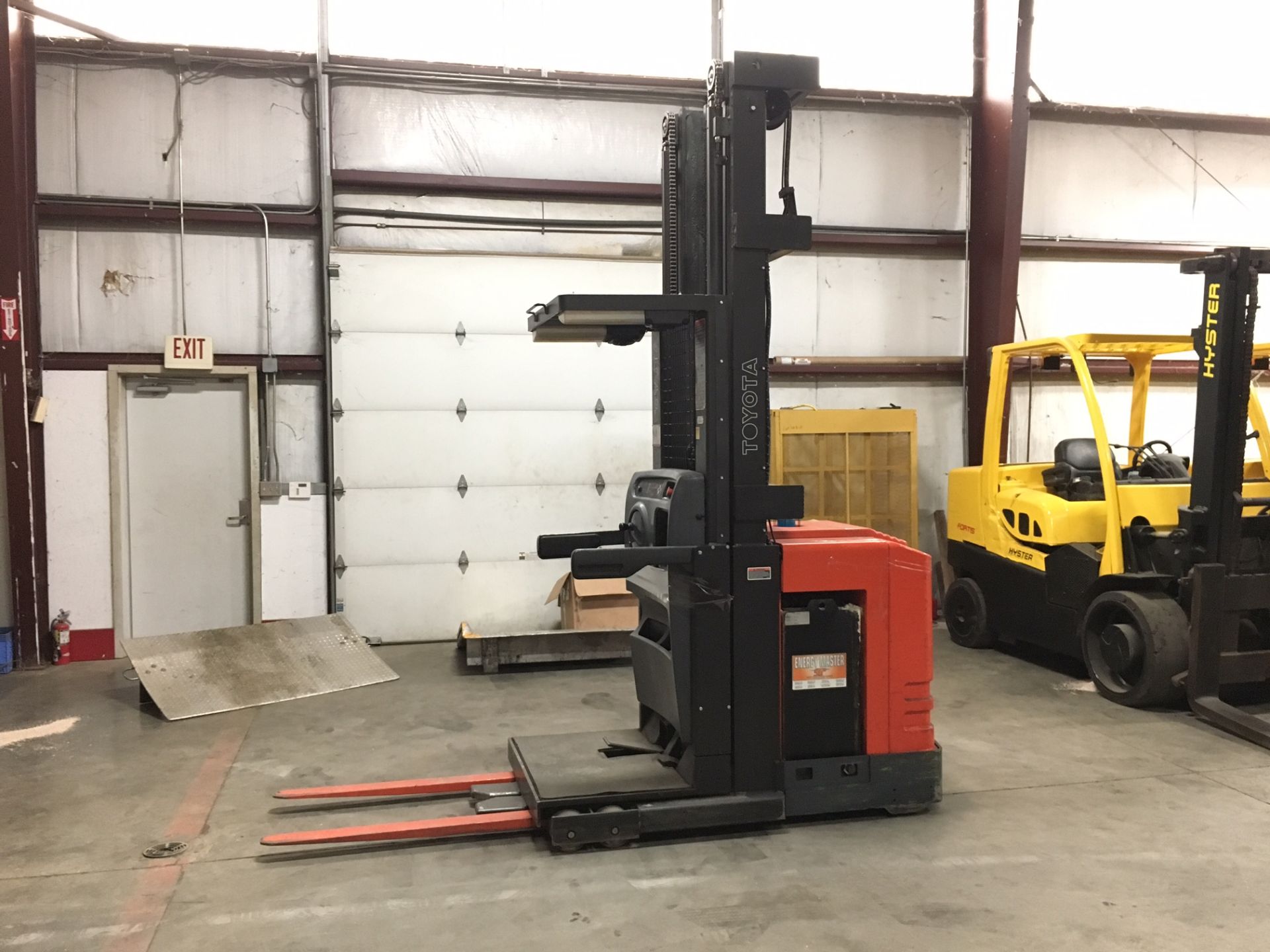 2011 TOYOTA 3,000 LB ORDER PICKER, MOD: 6BPU15, WITH 24-VOLT BATTERY, 300" RAISED, 1,231 DRIVE HOURS