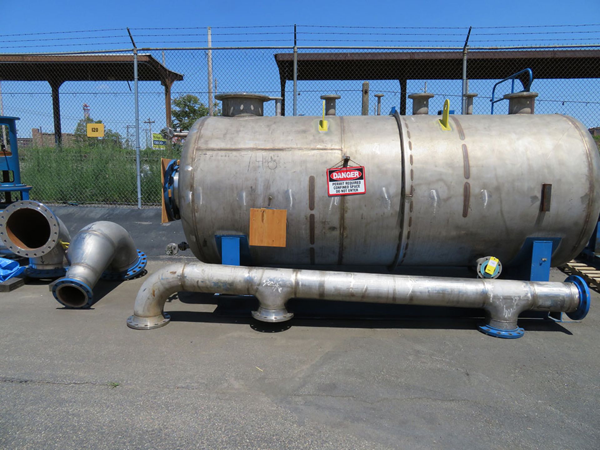 LOT: LARGE STAINLESS STEEL TANK & PIPING