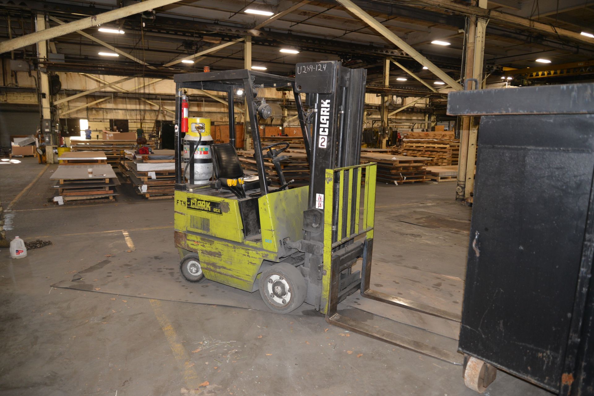 CLARK 2,000 LB. FORKLIFT; MODEL GC5-12, 2-STAGE MAST, SIDE SHIFT, 128'' MAX. HEIGHT, 9,290 HOURS, - Image 2 of 4