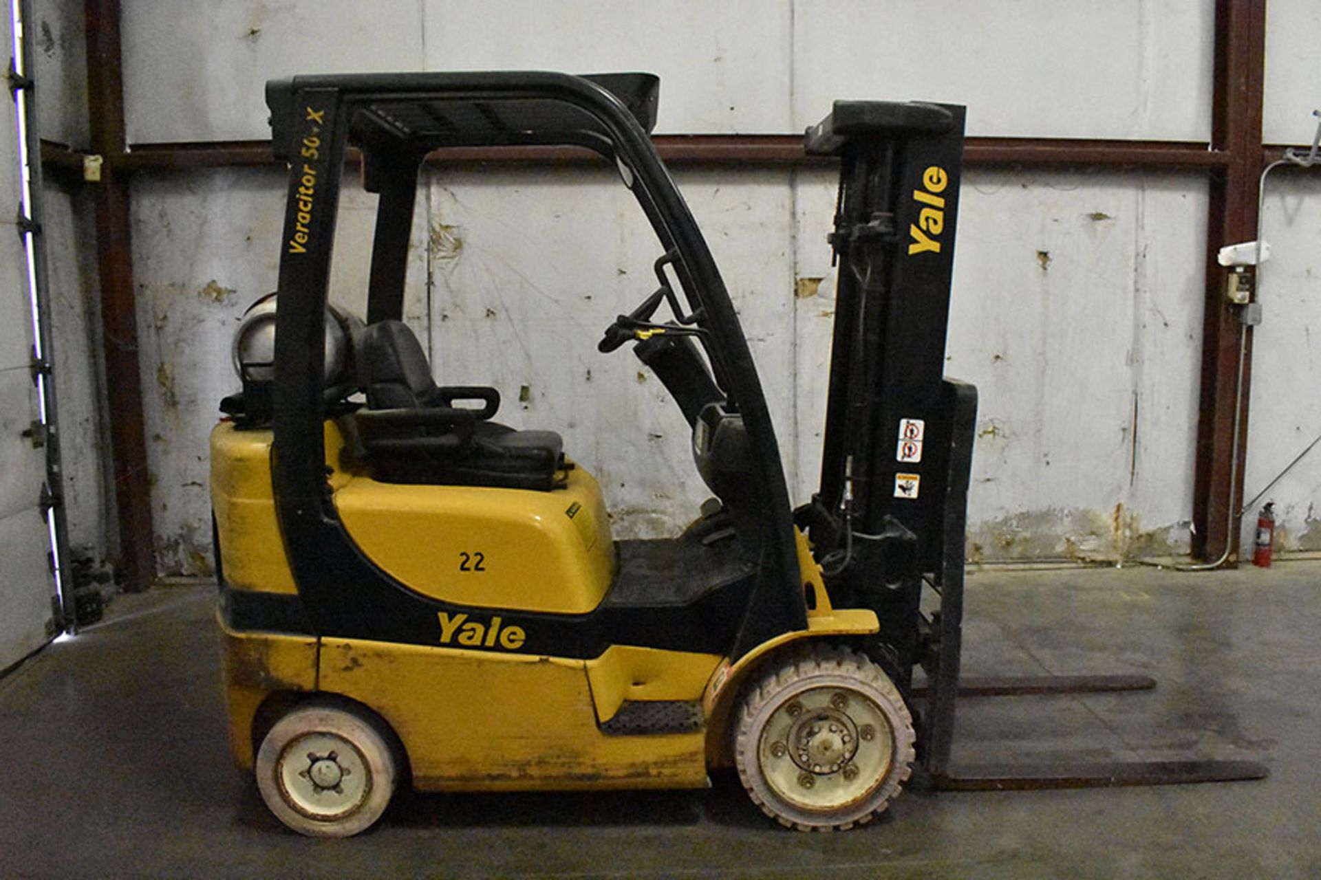 2005 YALE 5,000-LB., MODEL: GLC050VX, S/N: A910V01631C, LPG, LEVER SHIFT, SOLID NON-MARKING TIRES,