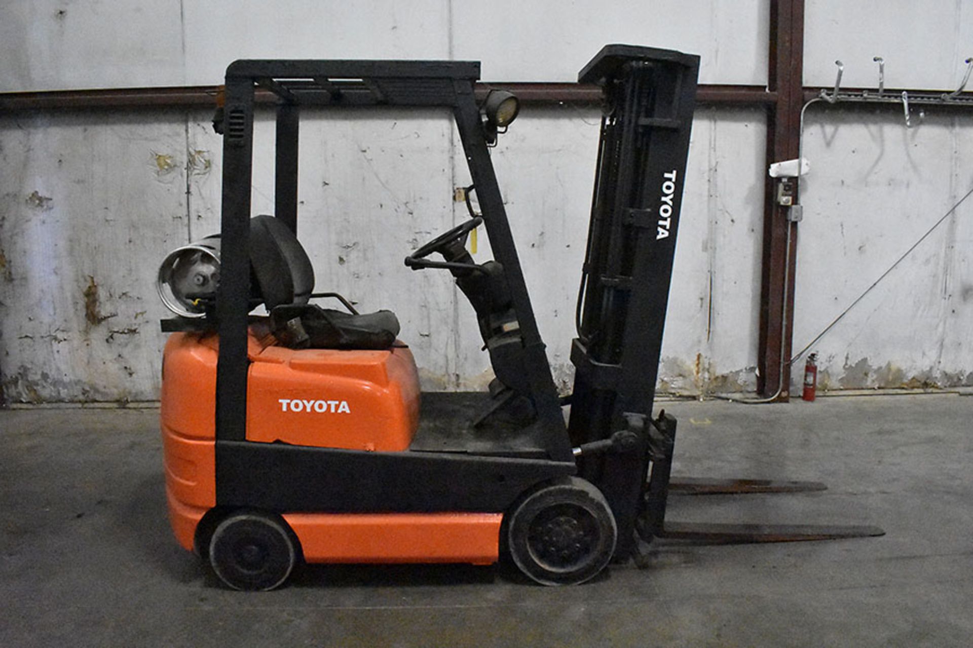 TOYOTA 3,000-LB., MODEL: 42-6FGCU15, S/N: 60581, LPG, LEVER SHIFT, SOLID TIRES, 3-STAGE MAST,