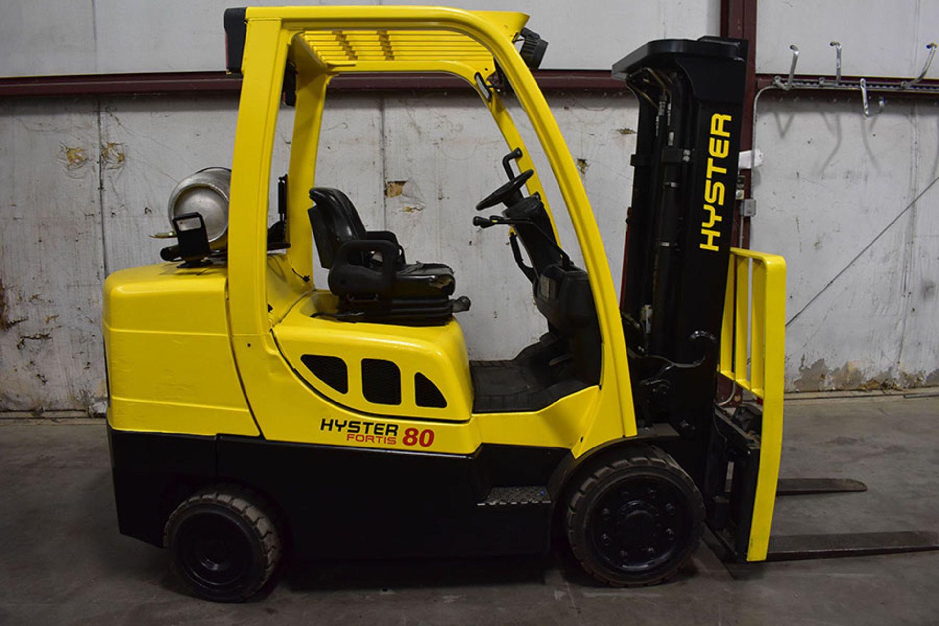 2013 HYSTER 8,000-LB., MODEL: S80FT, S/N: G004V06798K, LPG, LEVER SHIFT, SOLID TIRES, 121'` RAISED