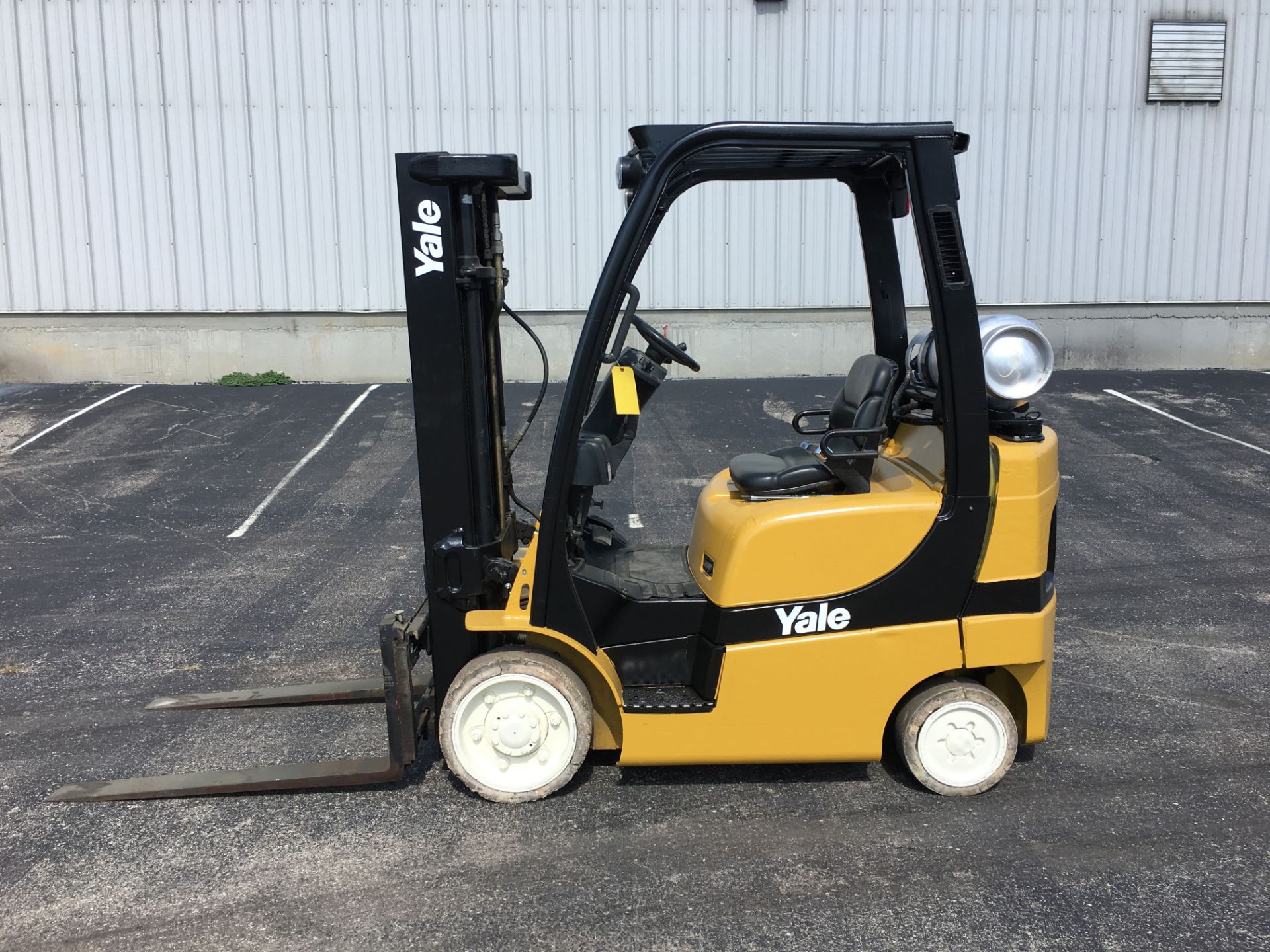 2006 YALE 5,000-LB., MODEL: GLC050VX, S/N: A910V08599D, LPG, LEVER SHIFT, SOLID NON-MARKING TIRES,