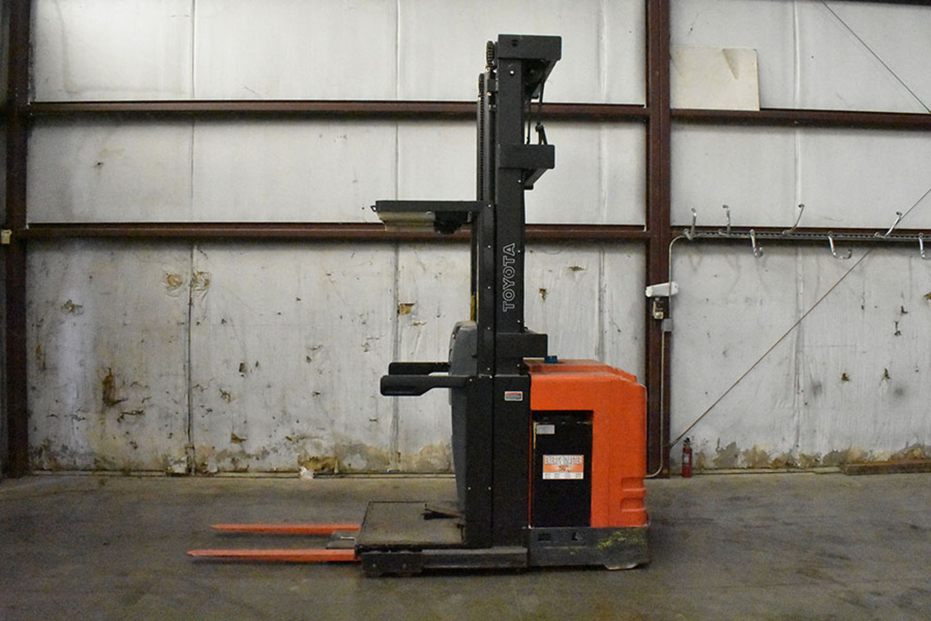 2011 TOYOTA 3,000-LB. ORDER PICKER; MODEL: 6BPU15; S/N: 72497; W/ 24-VOLT ELECTRIC BATTERY; 300'` - Image 3 of 5