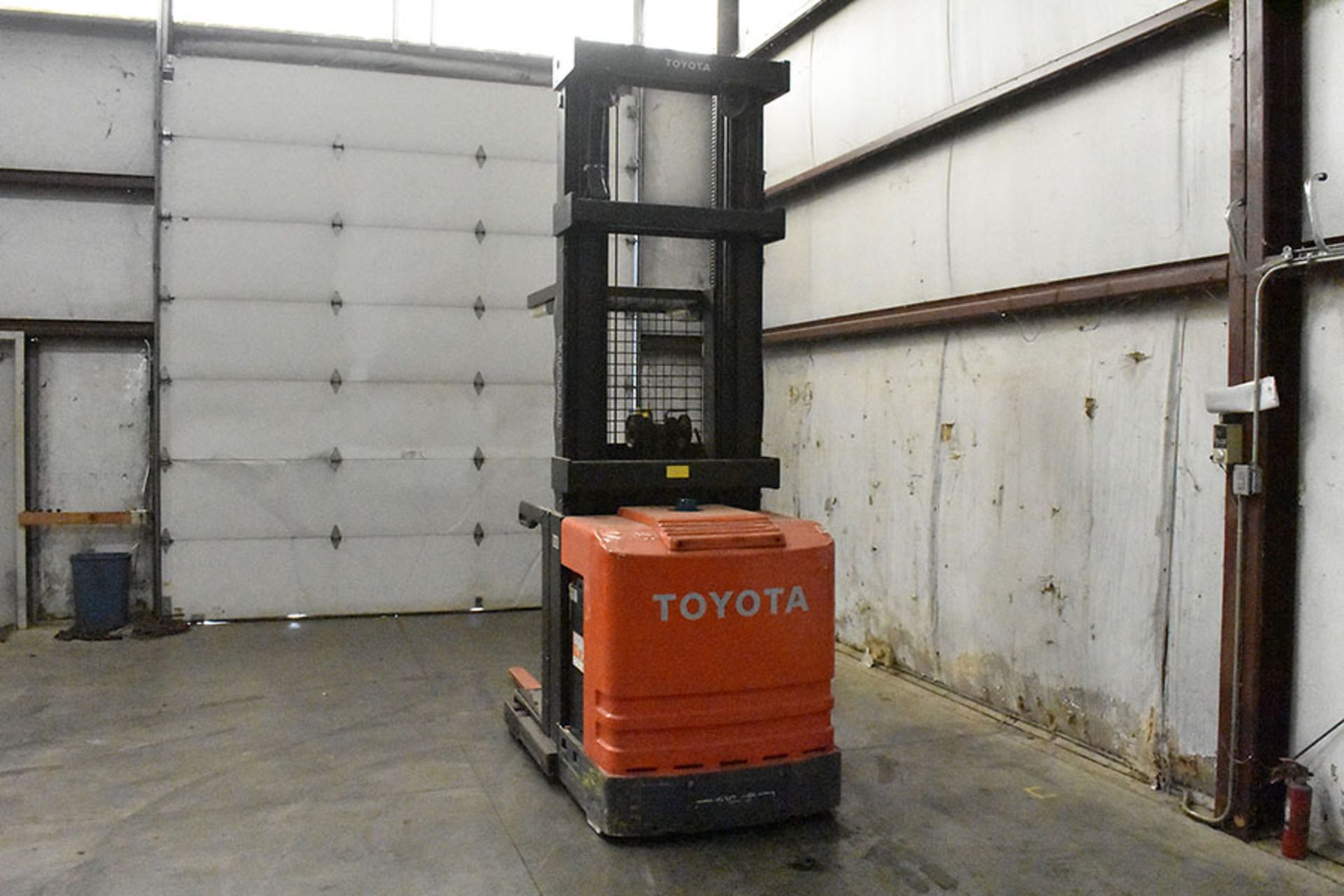 2011 TOYOTA 3,000-LB. ORDER PICKER; MODEL: 6BPU15; S/N: 72497; W/ 24-VOLT ELECTRIC BATTERY; 300'` - Image 4 of 5