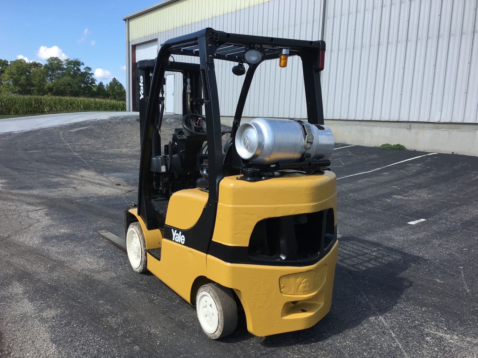 2006 YALE 5,000-LB., MODEL: GLC050VX, S/N: A910V08599D, LPG, LEVER SHIFT, SOLID NON-MARKING TIRES, - Image 2 of 5