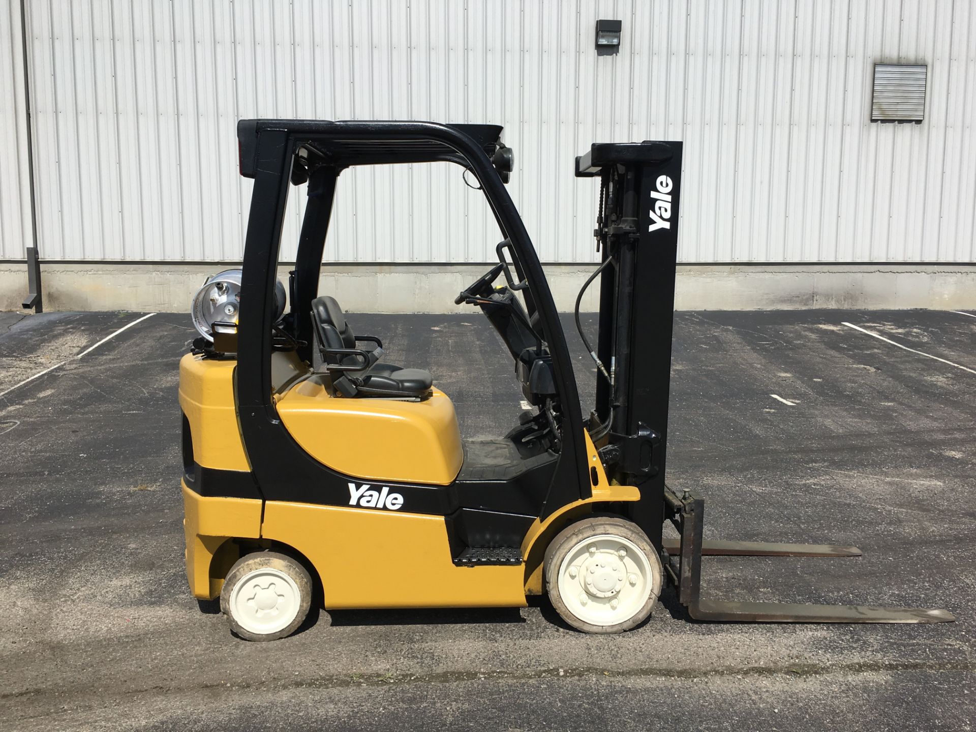 2006 YALE 5,000-LB., MODEL: GLC050VX, S/N: A910V08599D, LPG, LEVER SHIFT, SOLID NON-MARKING TIRES, - Image 5 of 5