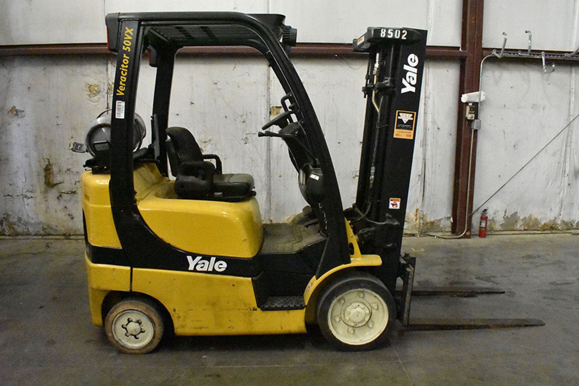 2006 YALE 5,000-LB., MODEL: GLC050VX, S/N: A910V06714D, LPG, LEVER SHIFT, SOLID TIRES, 189'`