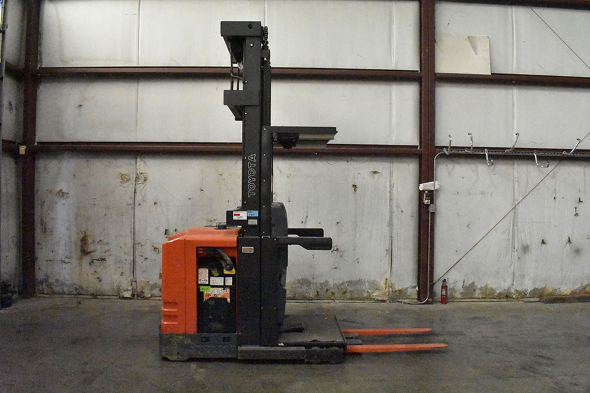 2011 TOYOTA 3,000-LB. ORDER PICKER; MODEL: 6BPU15; S/N: 72494; W/ 24-VOLT ELECTRIC BATTERY; 300'`