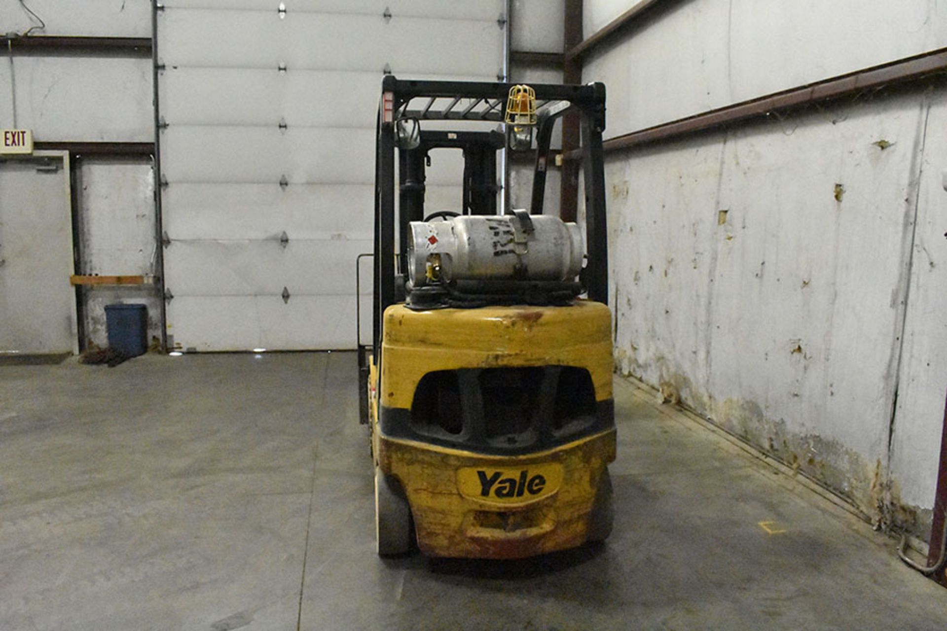 2005 YALE 5,000-LB., MODEL: GLC050VX, S/N: A910V01631C, LPG, LEVER SHIFT, SOLID NON-MARKING TIRES, - Image 4 of 5