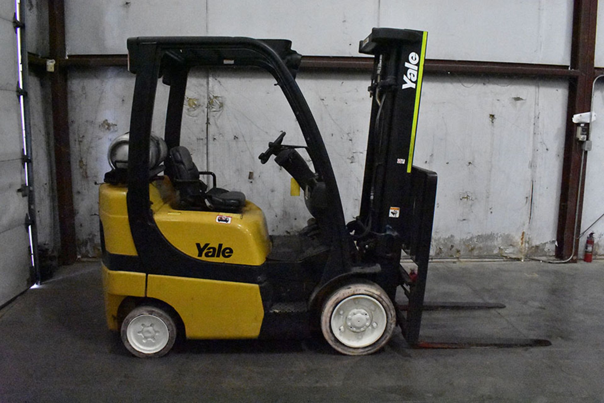 2005 YALE 5,000-LB., MODEL: GLC050VX, S/N: A910V02559C, LPG, LEVER SHIFT, SOLID TIRES, 200'`