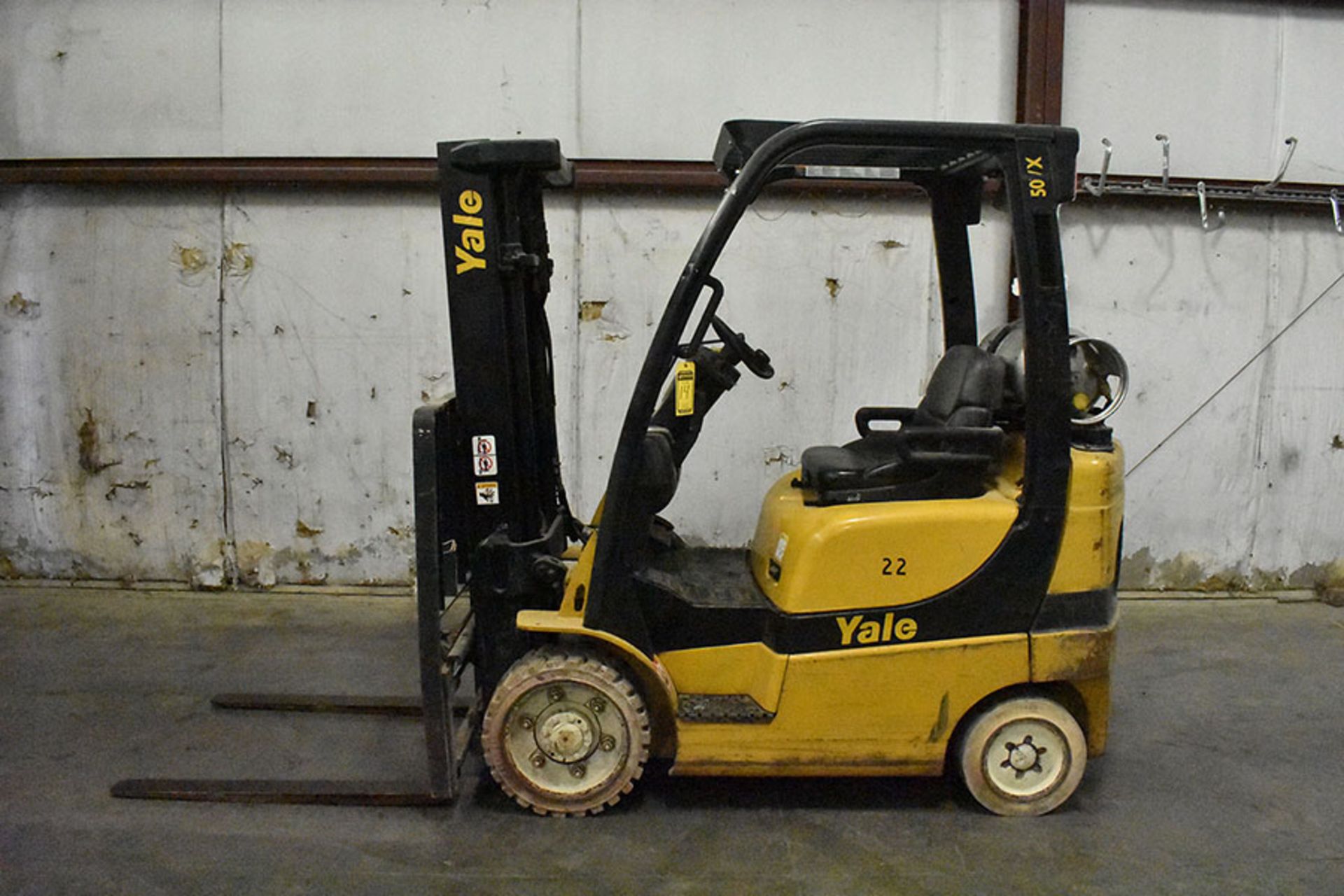 2005 YALE 5,000-LB., MODEL: GLC050VX, S/N: A910V01631C, LPG, LEVER SHIFT, SOLID NON-MARKING TIRES, - Image 3 of 5