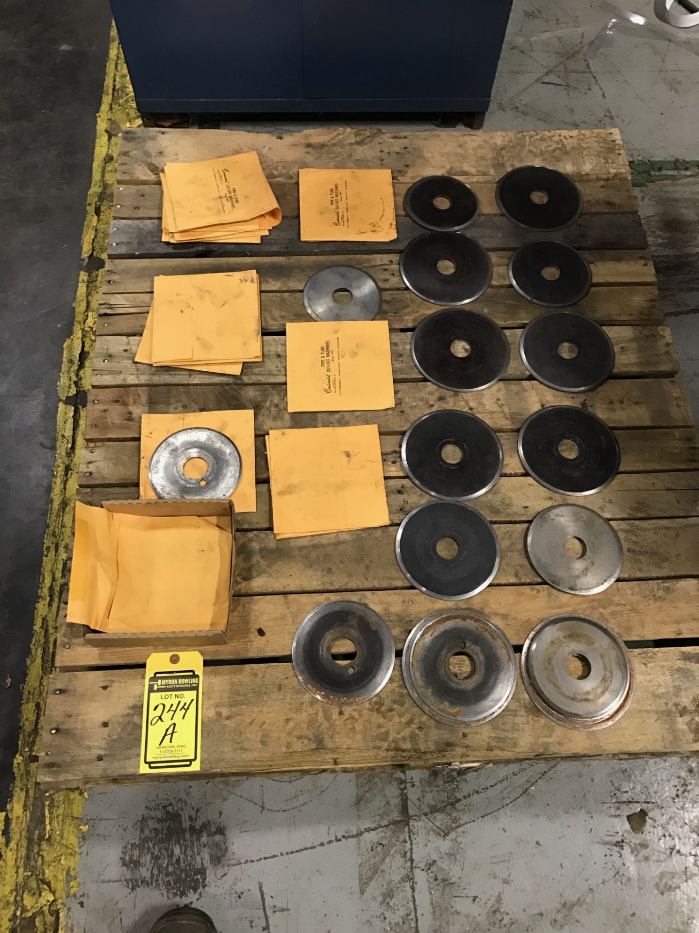 PALLET WITH CONTINENTAL CUT OFF BLADES