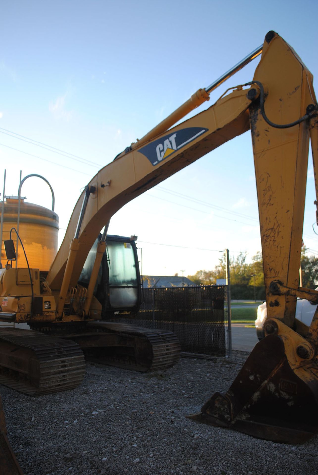2002 CATERPILLAR 320CL HYDRAULIC EXCAVATOR; PIN ANB00446, 44'' ROCK BUCKET, CAB WITH A/C, 5,962 - Image 4 of 9