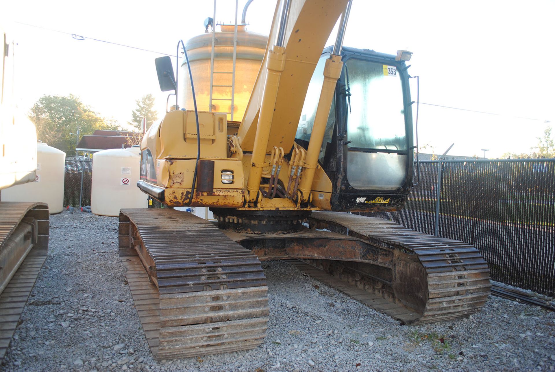 2002 CATERPILLAR 320CL HYDRAULIC EXCAVATOR; PIN ANB00446, 44'' ROCK BUCKET, CAB WITH A/C, 5,962 - Image 5 of 9