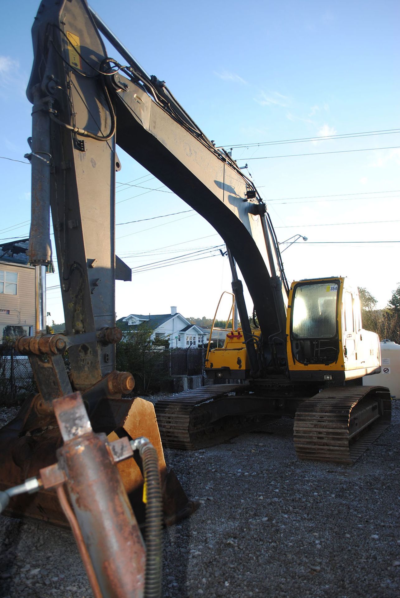 2001 VOLVO E290LC HYDRAULIC EXCAVATOR; PIN EC2906LCC-03657, 10,500 COUNTERWEIGHT, ENCLOSED CAB - Image 2 of 6