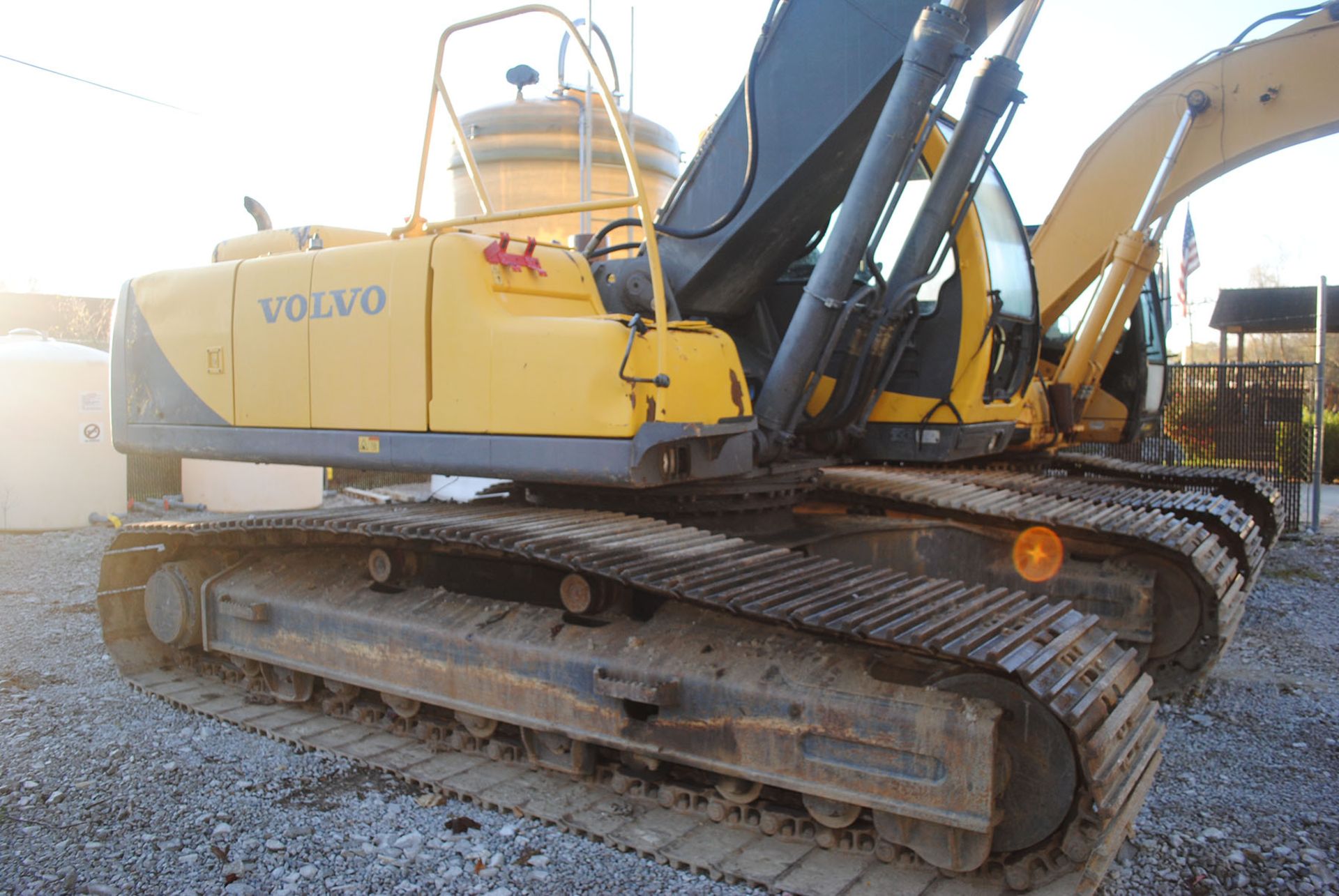 2001 VOLVO E290LC HYDRAULIC EXCAVATOR; PIN EC2906LCC-03657, 10,500 COUNTERWEIGHT, ENCLOSED CAB - Image 4 of 6
