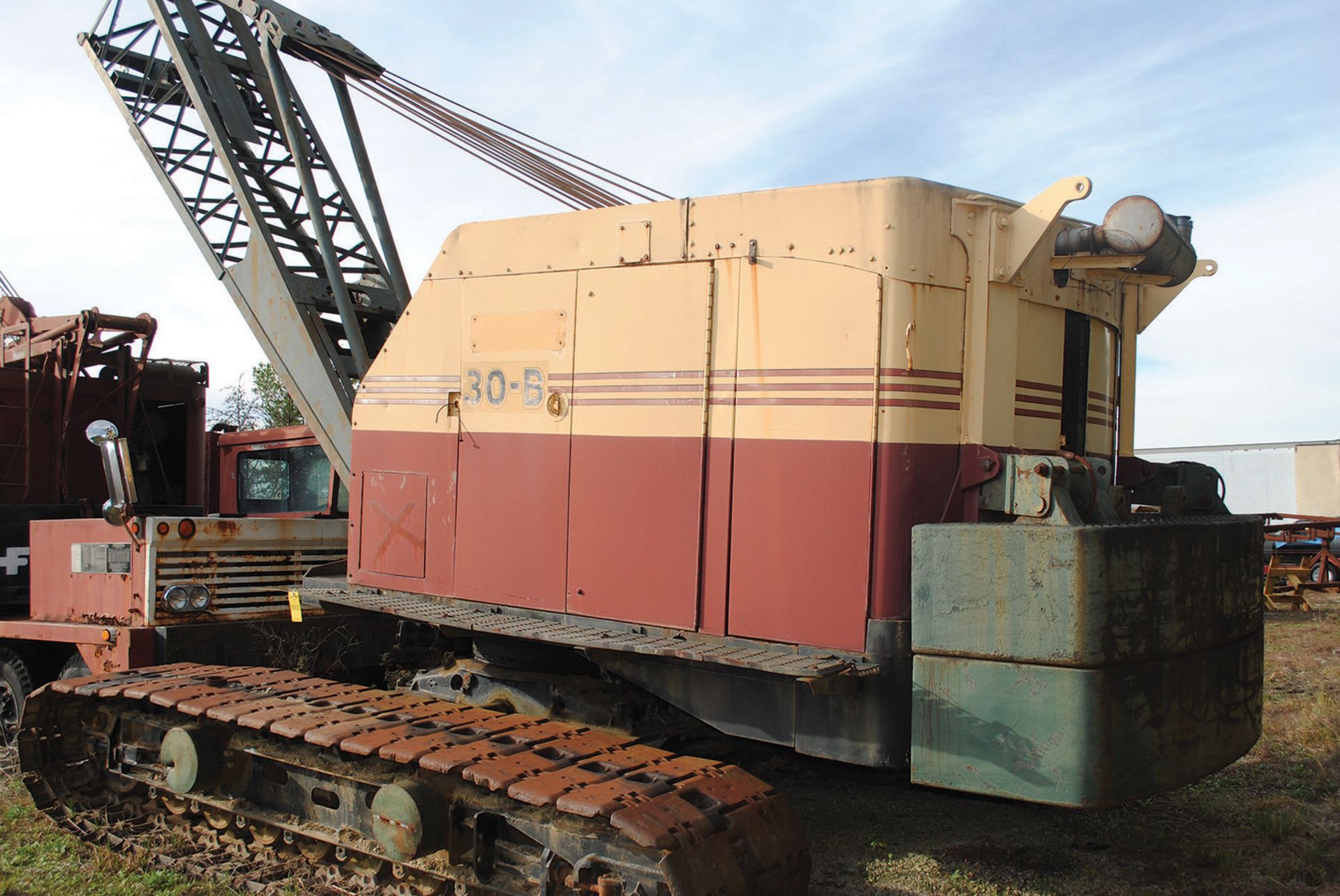 BUCYRUS ERIE 50-TON CRAWLER CRANE; MODEL 30-B, S/N 126940, WITH (5) SECTIONS OF LATTICE BOOM