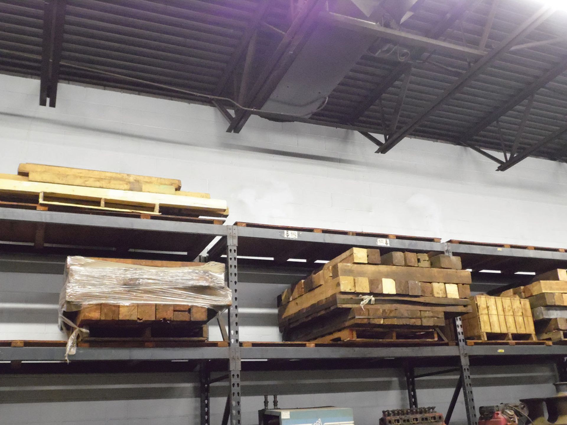 CONTENTS OF TOP SHELVES OF RACKING, 6'' X 6'' AND 4'' X 4'' BLOCKING & PLYWOOD - Image 2 of 2