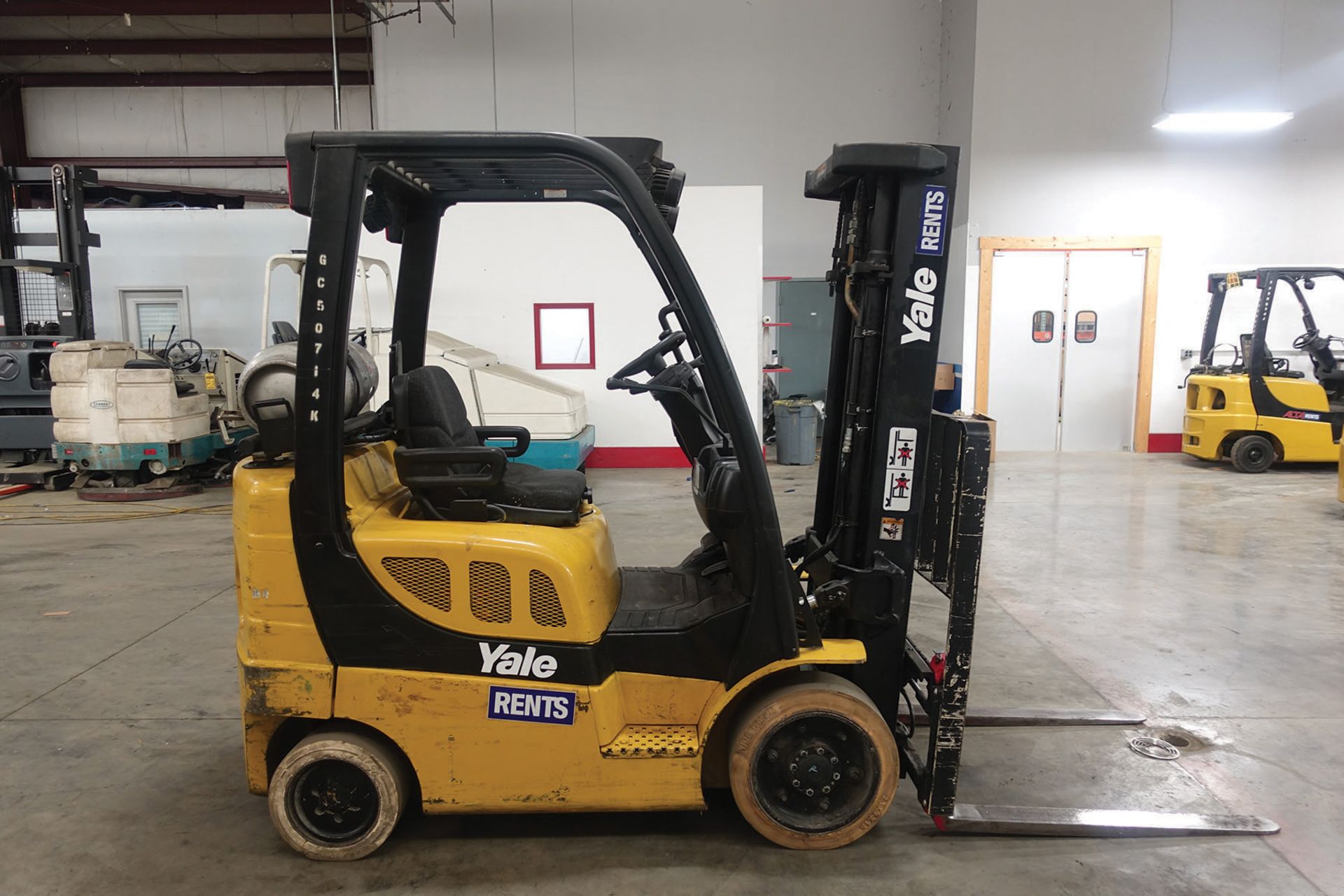 2012 YALE 5,000 LB. CAPACITY FORKLIFT; MODEL GLC050, S/N A910V19714K, LPG, SOLID NON-MARKING - Image 3 of 5