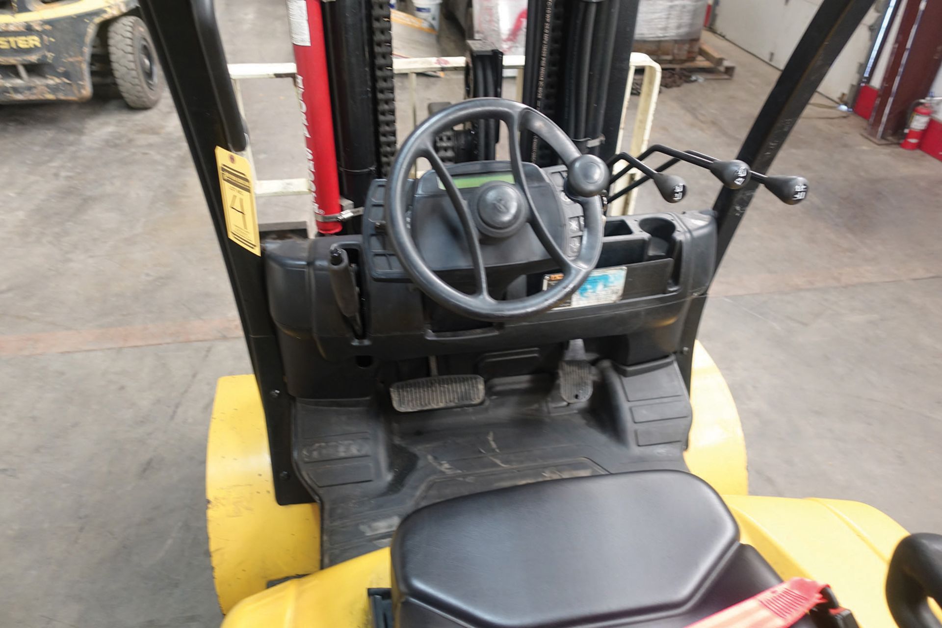 2012 YALE 10,000 LB. CAPACITY FORKLIFT; MODEL GLC100, S/N E818V04303K, LPG, SOLID TIRES, 90'' - Image 5 of 5