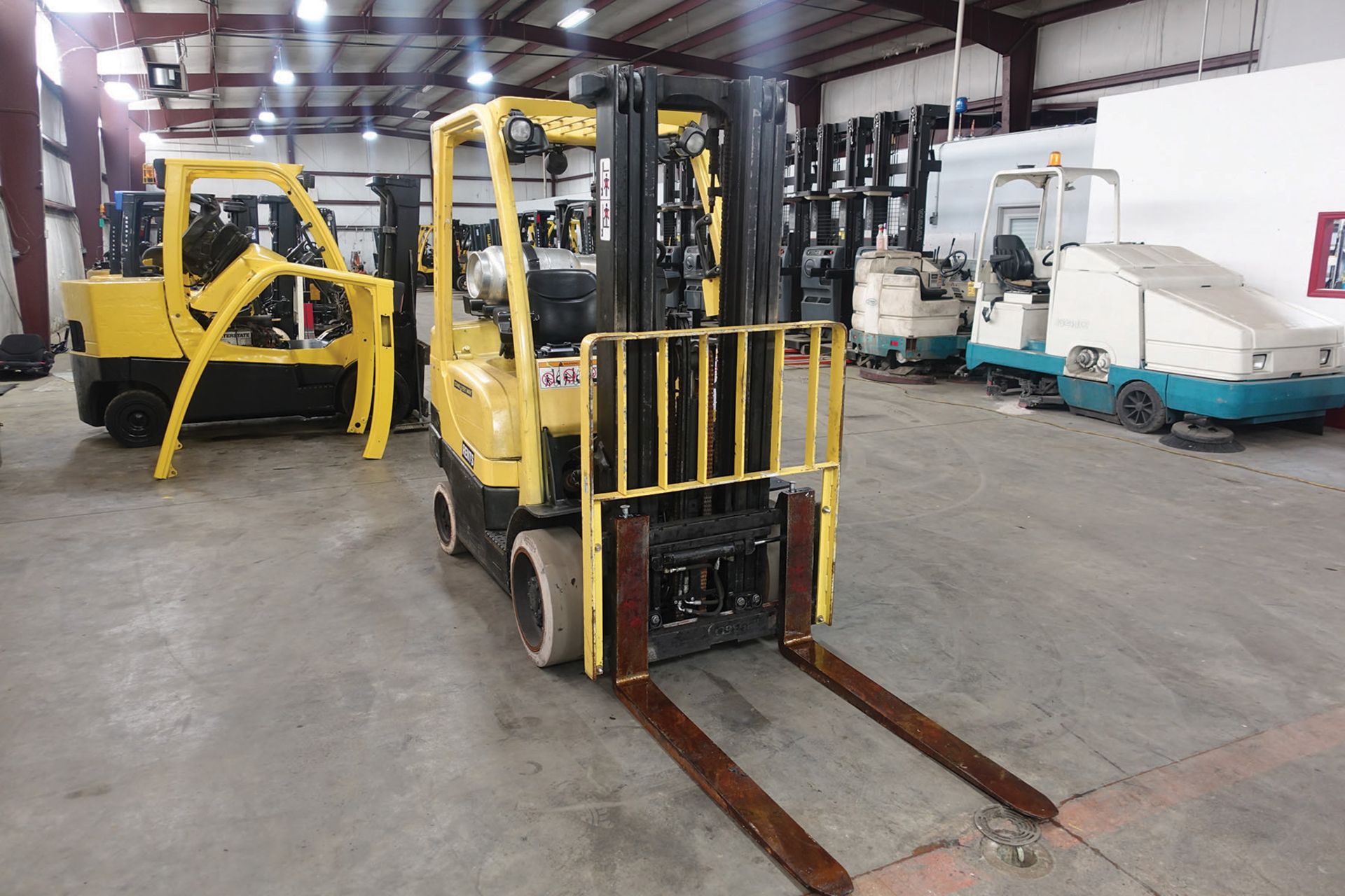 2009 HYSTER 6,000 LB. CAPACITY FORKLIFT; MODEL S60FT, S/N F187V14340G, LPG, SOLID NON-MARKING TIRES, - Image 2 of 5