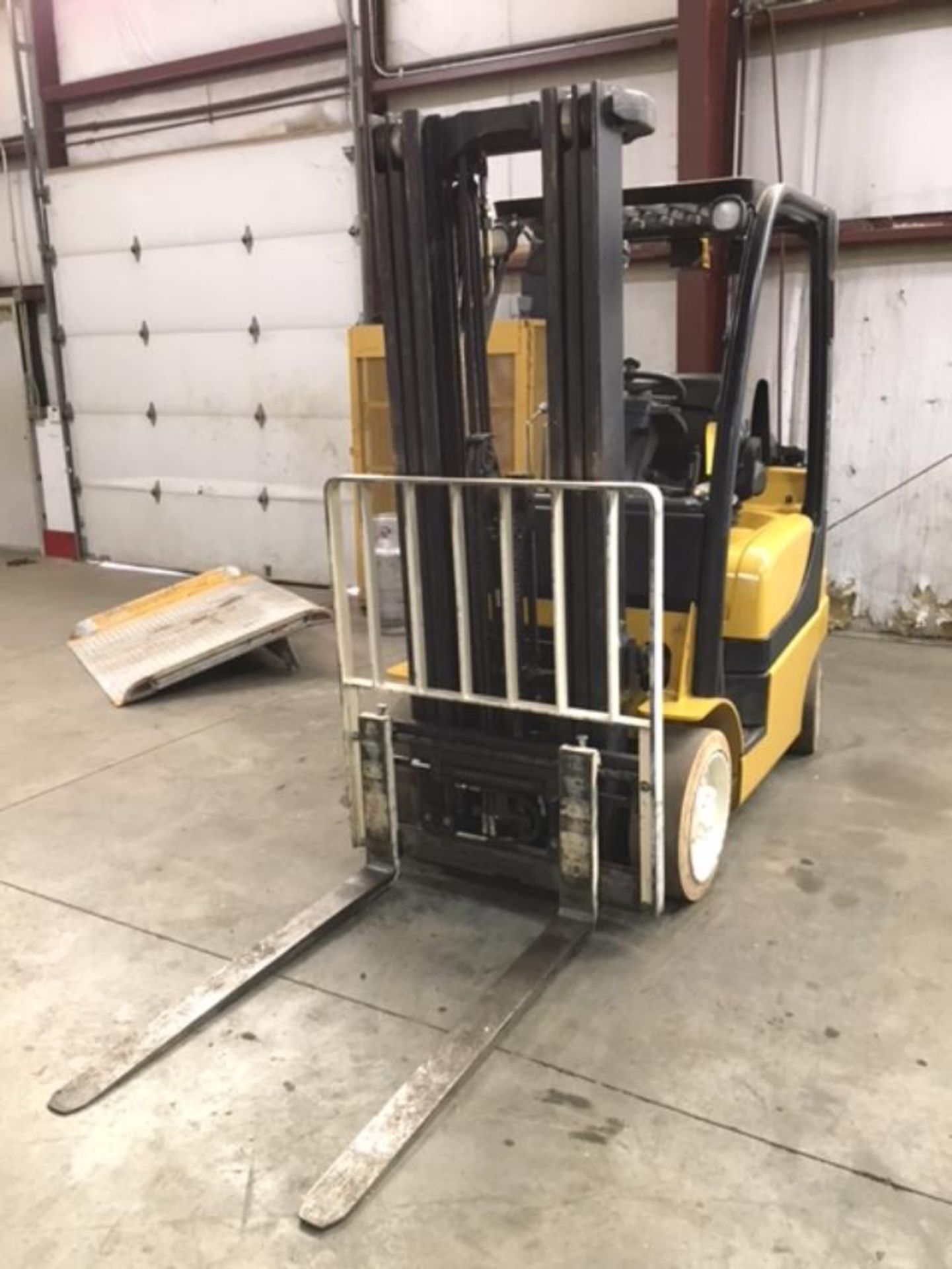 2011 YALE 5,000 LB. CAPACITY FORKLIFT; MODEL GLC050, S/N A910V18524J, LPG, SOLID NON-MARKING - Image 3 of 7