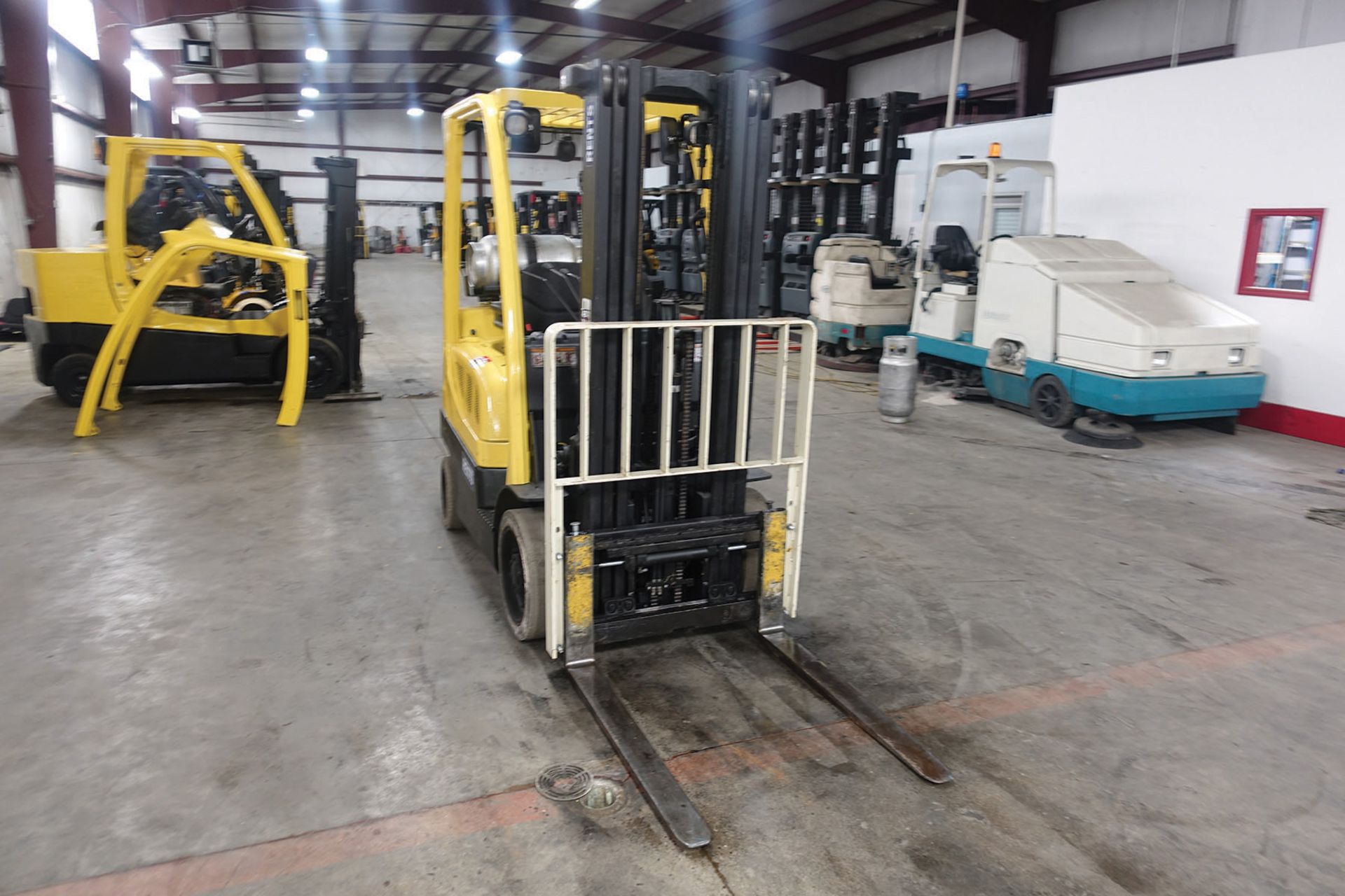 2012 HYSTER 5,000 LB. CAPACITY FORKLIFT; MODEL S50FT, S/N F187V20307K, LPG, SOLID NON-MARKING TIRES, - Image 2 of 5