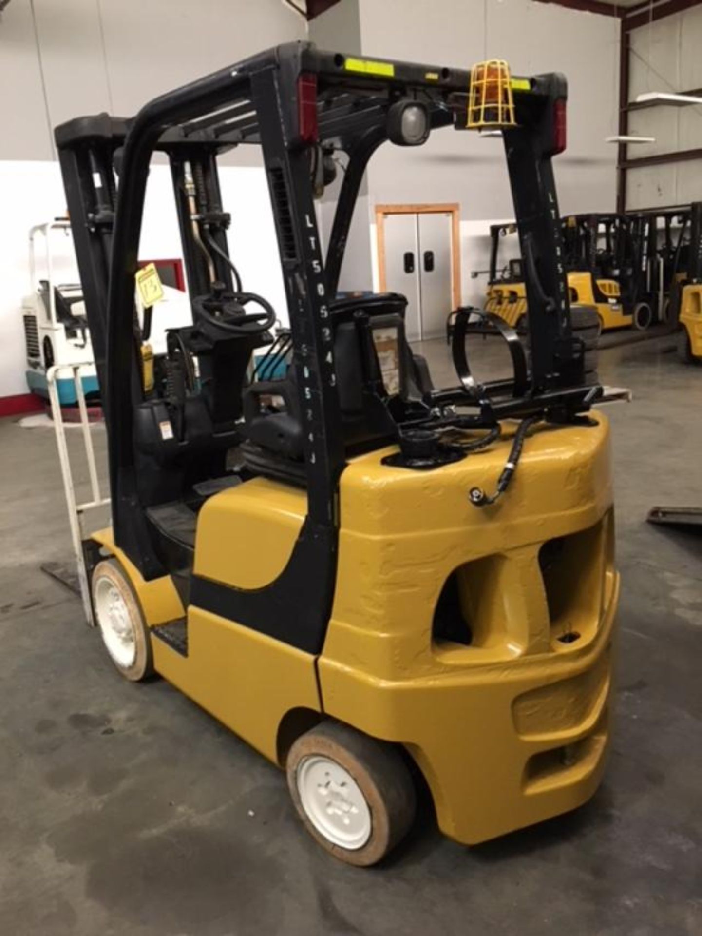 2011 YALE 5,000 LB. CAPACITY FORKLIFT; MODEL GLC050, S/N A910V18524J, LPG, SOLID NON-MARKING - Image 5 of 7