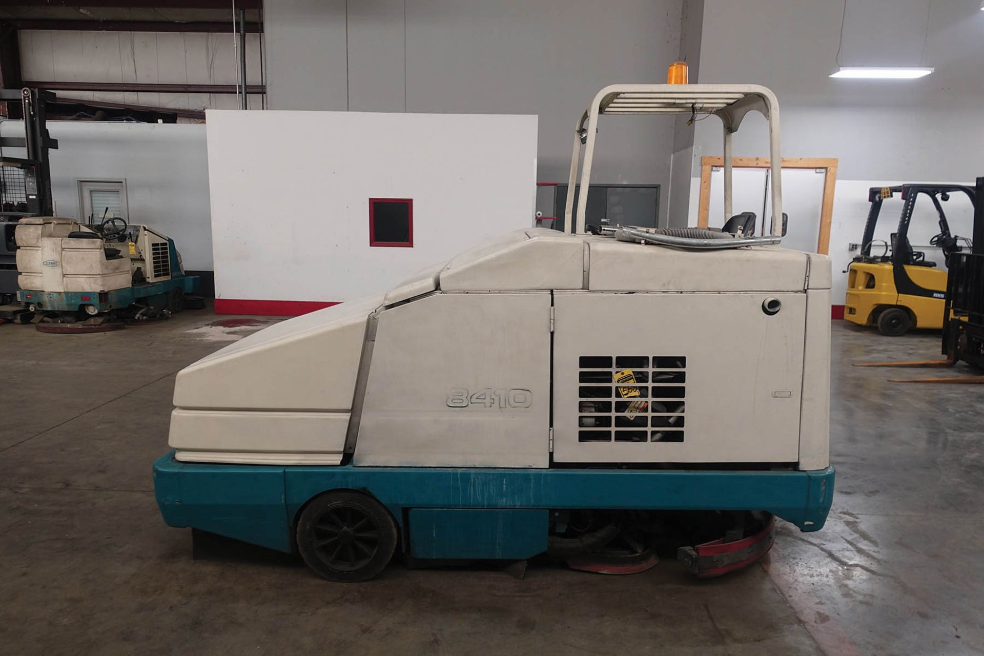 TENNANT SWEEPER/SCRUBBER; MODEL 8410, S/N 8410-14163, LPG, WEIGHT 7,000 LB., 60'' SWEEPING PATH, 2- - Image 3 of 5