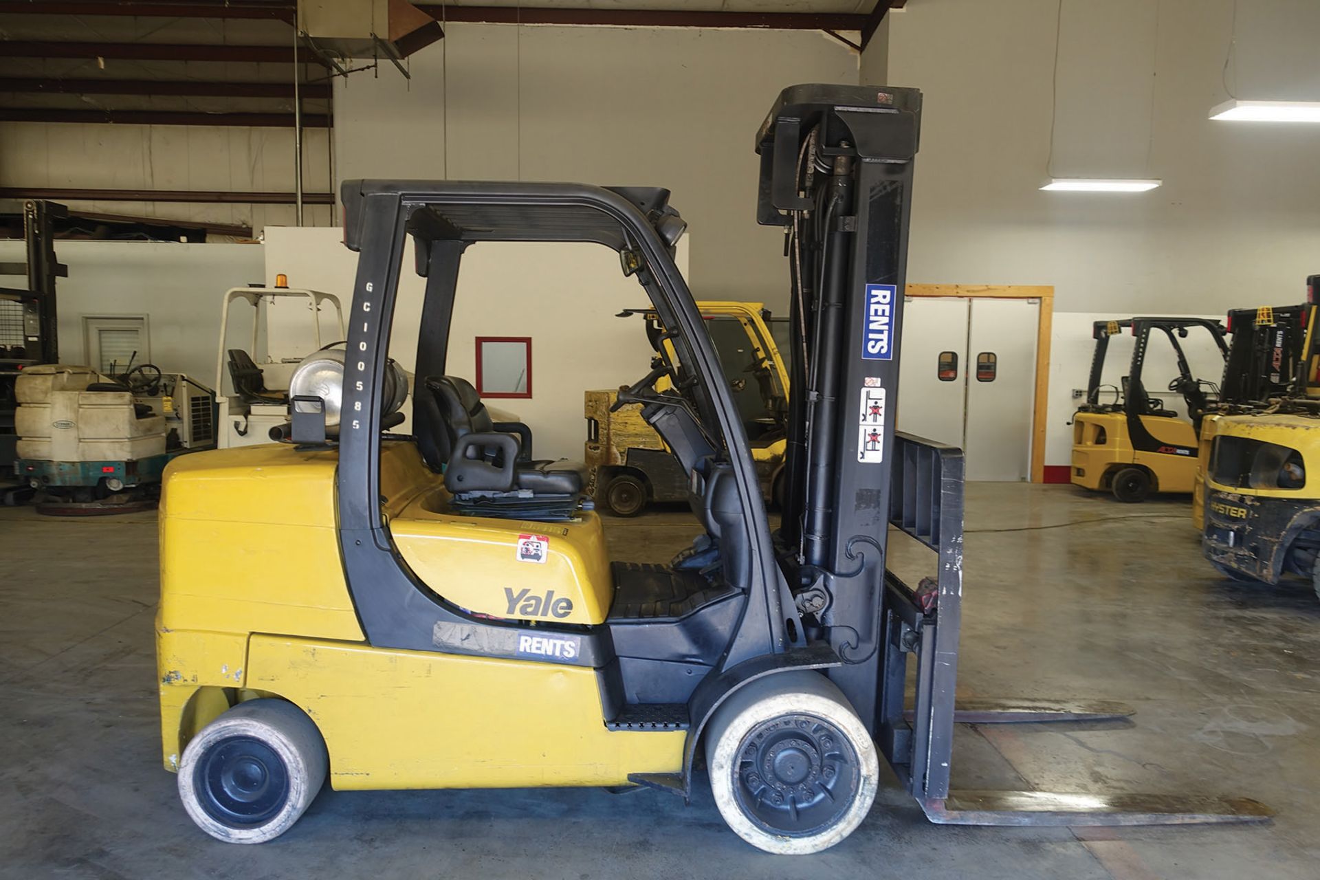 2006 YALE 10,000 LB. CAPACITY FORKLIFT; MODEL GLC100, S/N E818V01585D, LPG, SOLID TIRES, 98'' - Image 3 of 5