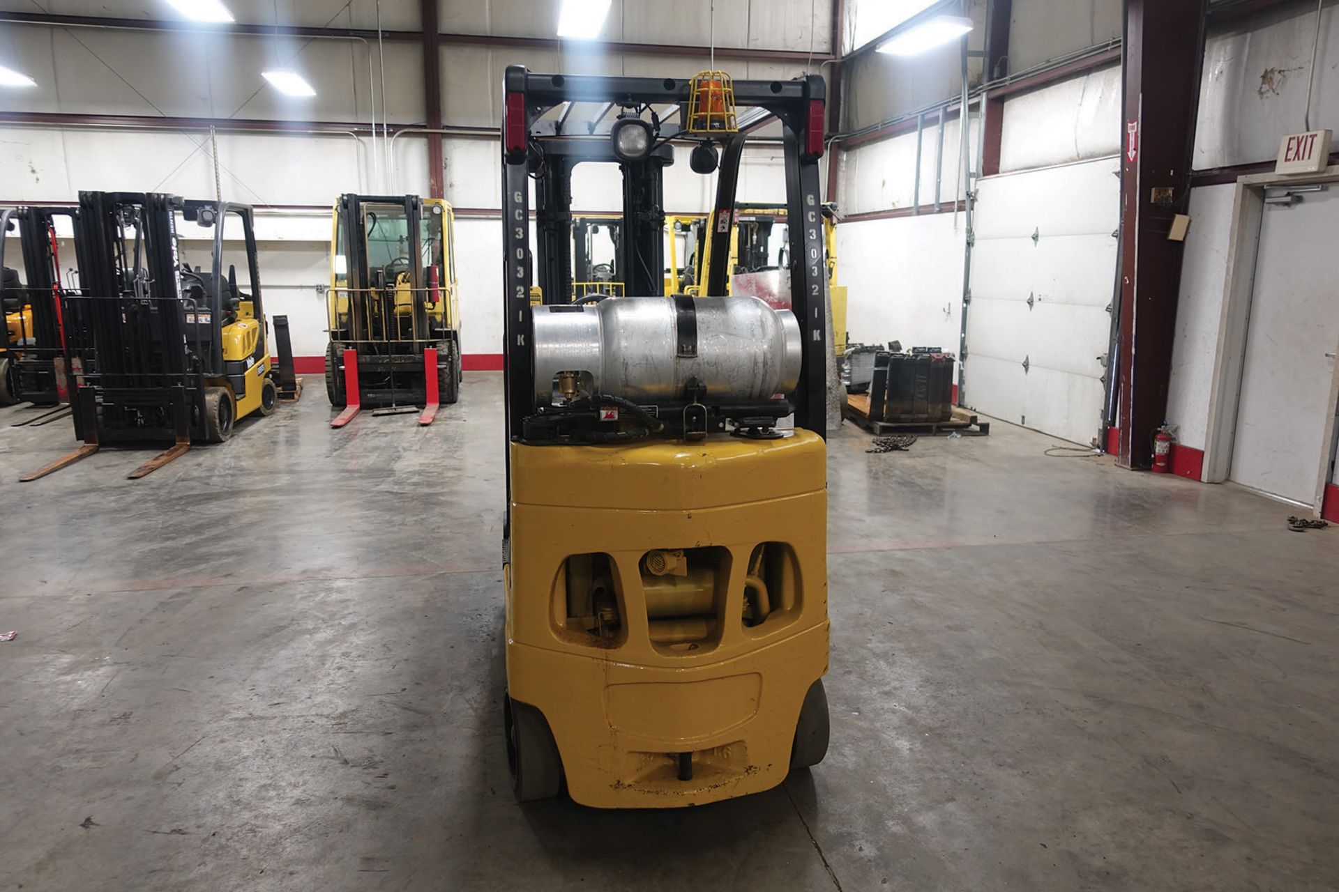 2012 YALE 3,000 LB. CAPACITY FORKLIFT; MODEL GLC030, S/N C809V06321K, LPG, SOLID TIRES, 82'' LOWERED - Image 4 of 5