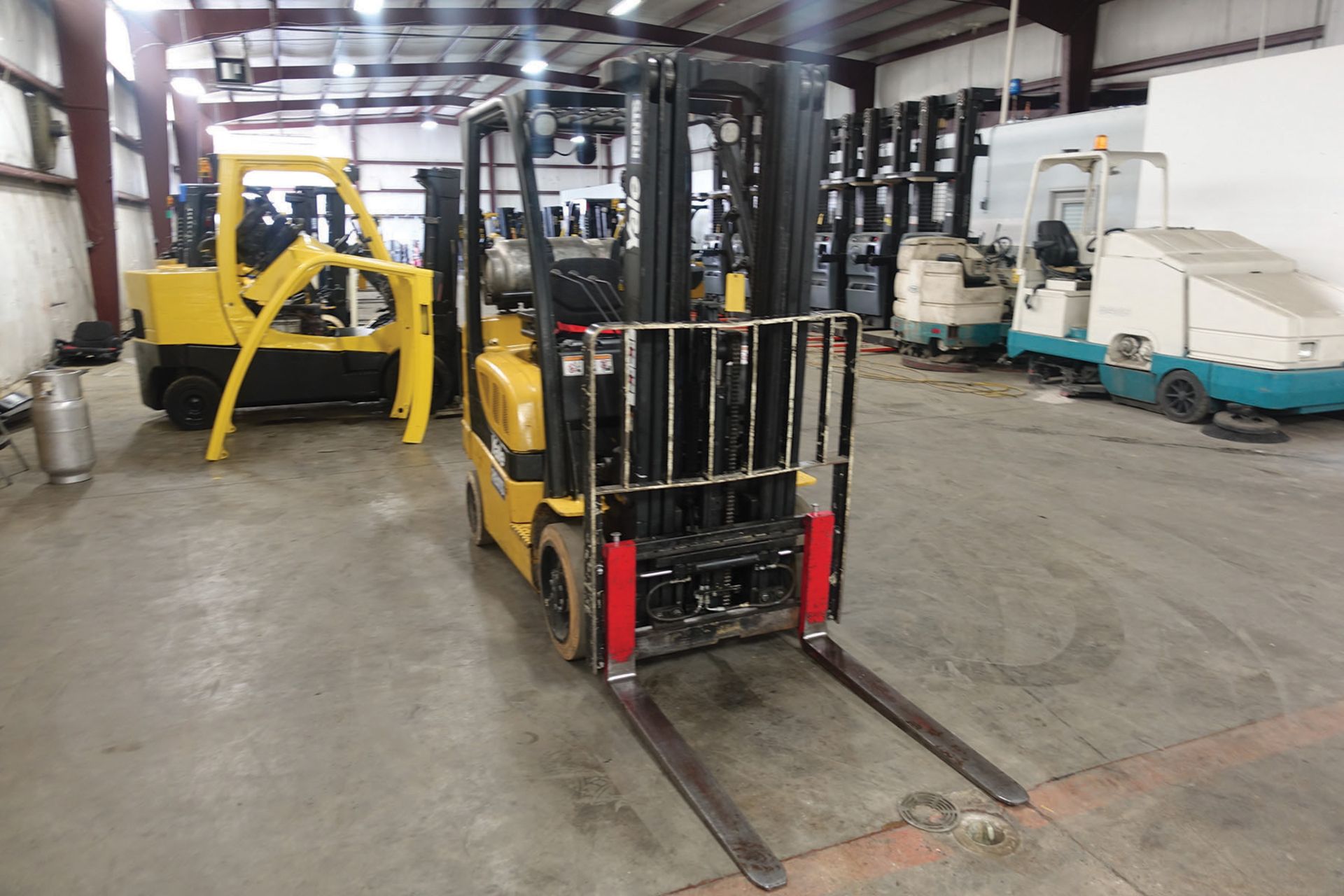 2012 YALE 5,000 LB. CAPACITY FORKLIFT; MODEL GLC050, S/N A910V19714K, LPG, SOLID NON-MARKING - Image 2 of 5