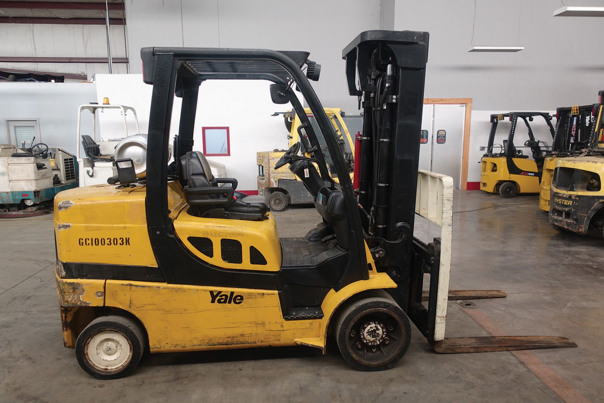 2012 YALE 10,000 LB. CAPACITY FORKLIFT; MODEL GLC100, S/N E818V04303K, LPG, SOLID TIRES, 90'' - Image 3 of 5