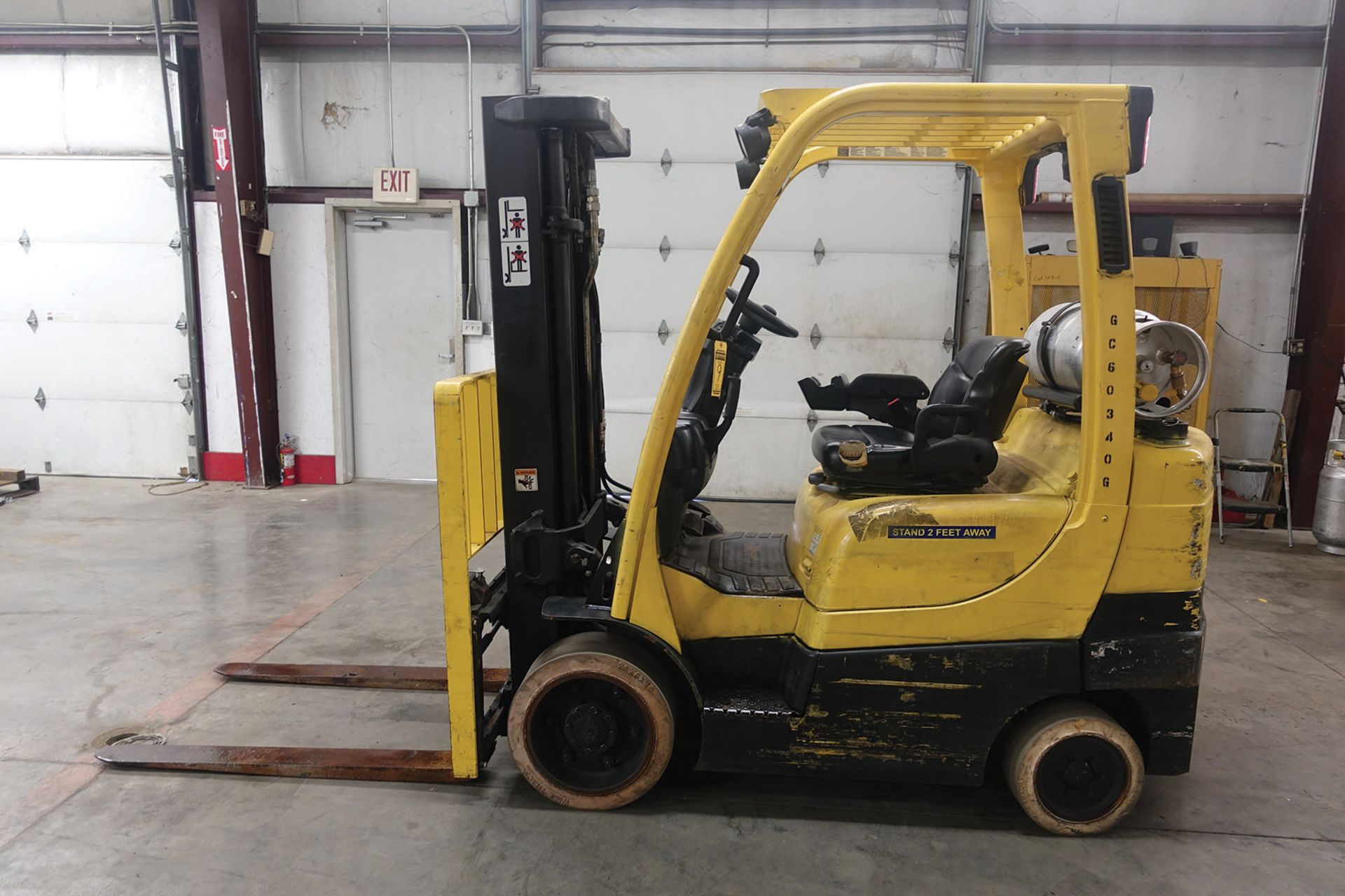 2009 HYSTER 6,000 LB. CAPACITY FORKLIFT; MODEL S60FT, S/N F187V14340G, LPG, SOLID NON-MARKING TIRES,