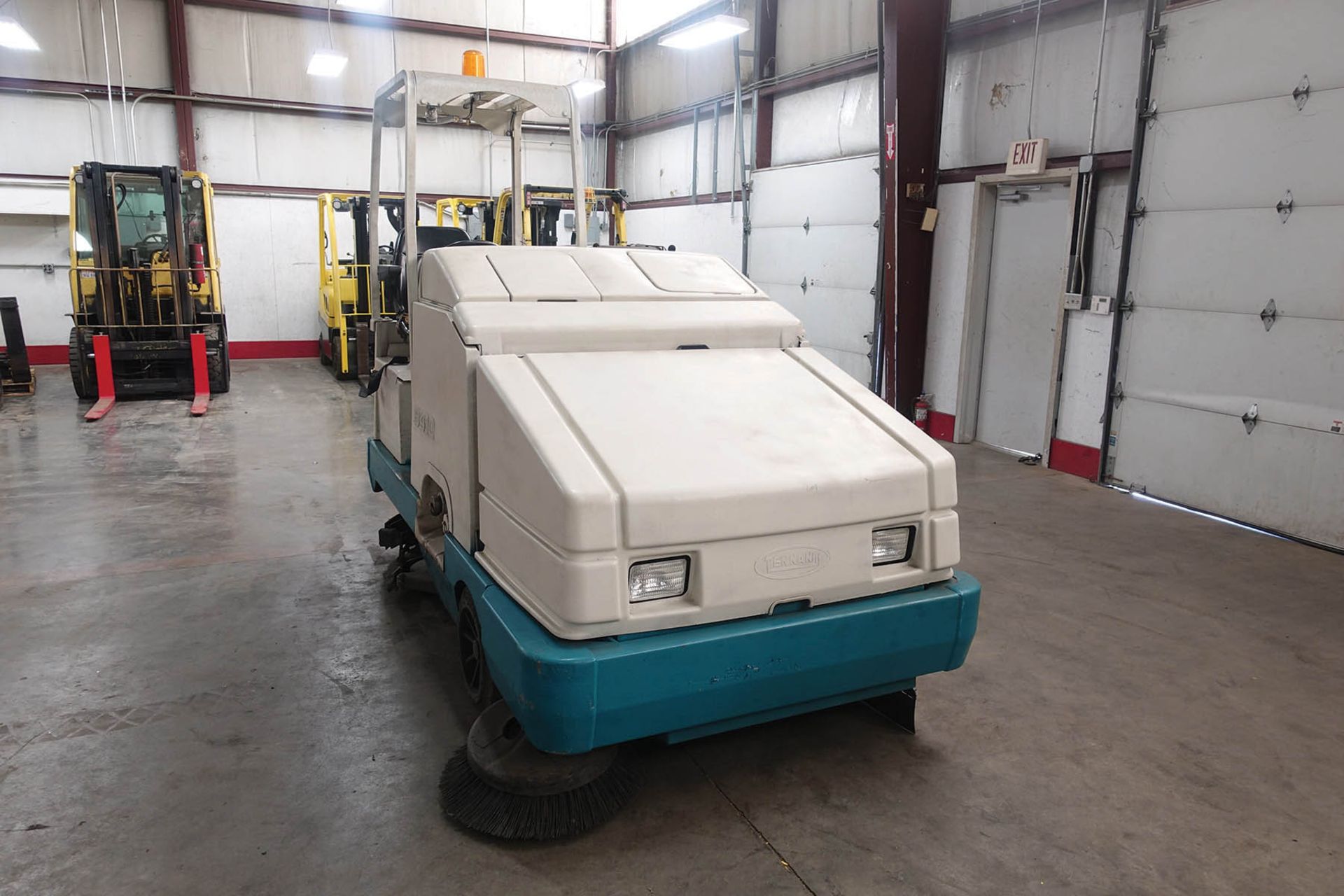 TENNANT SWEEPER/SCRUBBER; MODEL 8410, S/N 8410-14163, LPG, WEIGHT 7,000 LB., 60'' SWEEPING PATH, 2- - Image 2 of 5