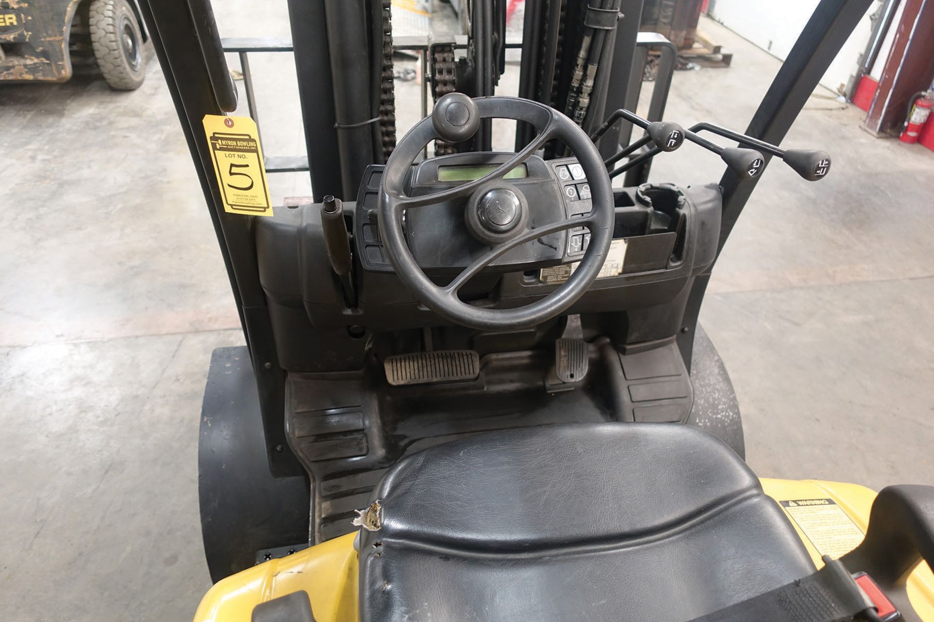 2006 YALE 10,000 LB. CAPACITY FORKLIFT; MODEL GLC100, S/N E818V01585D, LPG, SOLID TIRES, 98'' - Image 5 of 5