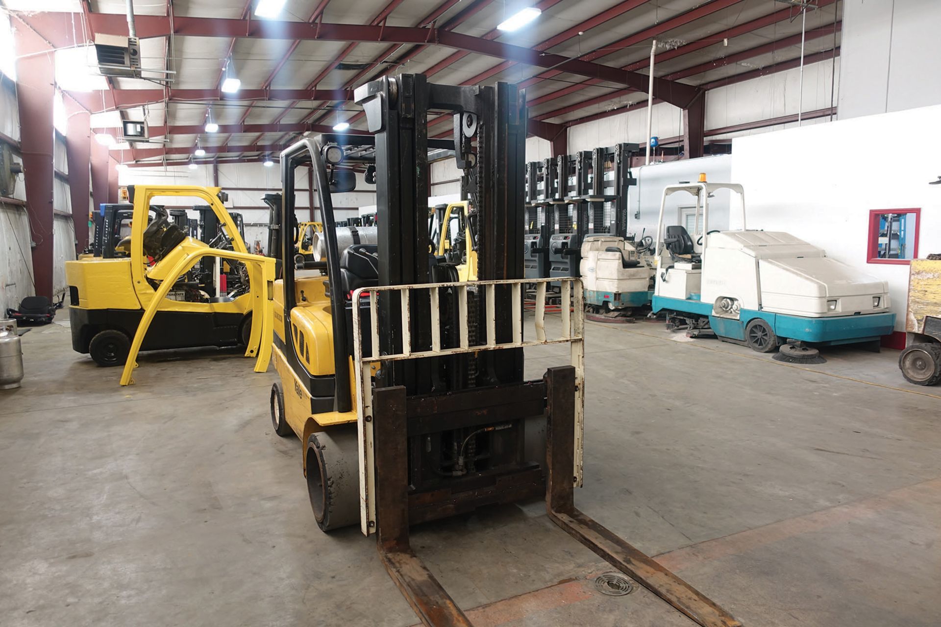 2012 YALE 10,000 LB. CAPACITY FORKLIFT; MODEL GLC100, S/N E818V04303K, LPG, SOLID TIRES, 90'' - Image 2 of 5